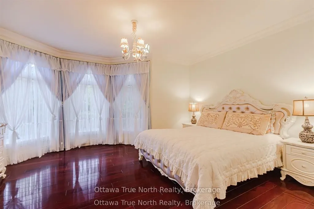 5884 Earlscourt Crescent