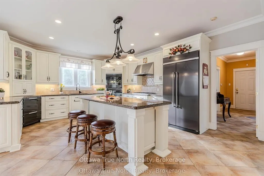 5884 Earlscourt Crescent