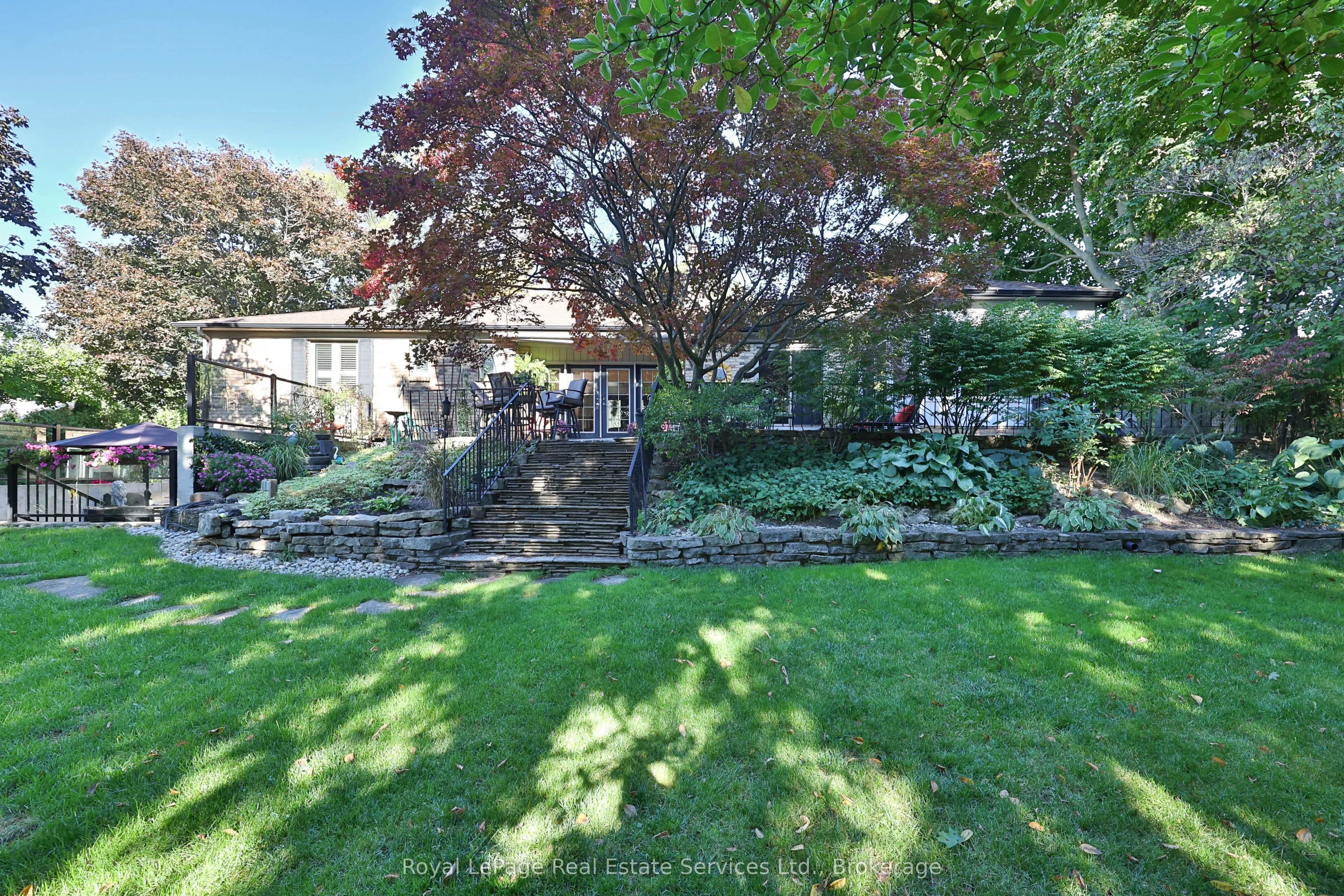 184 Dundas Street E