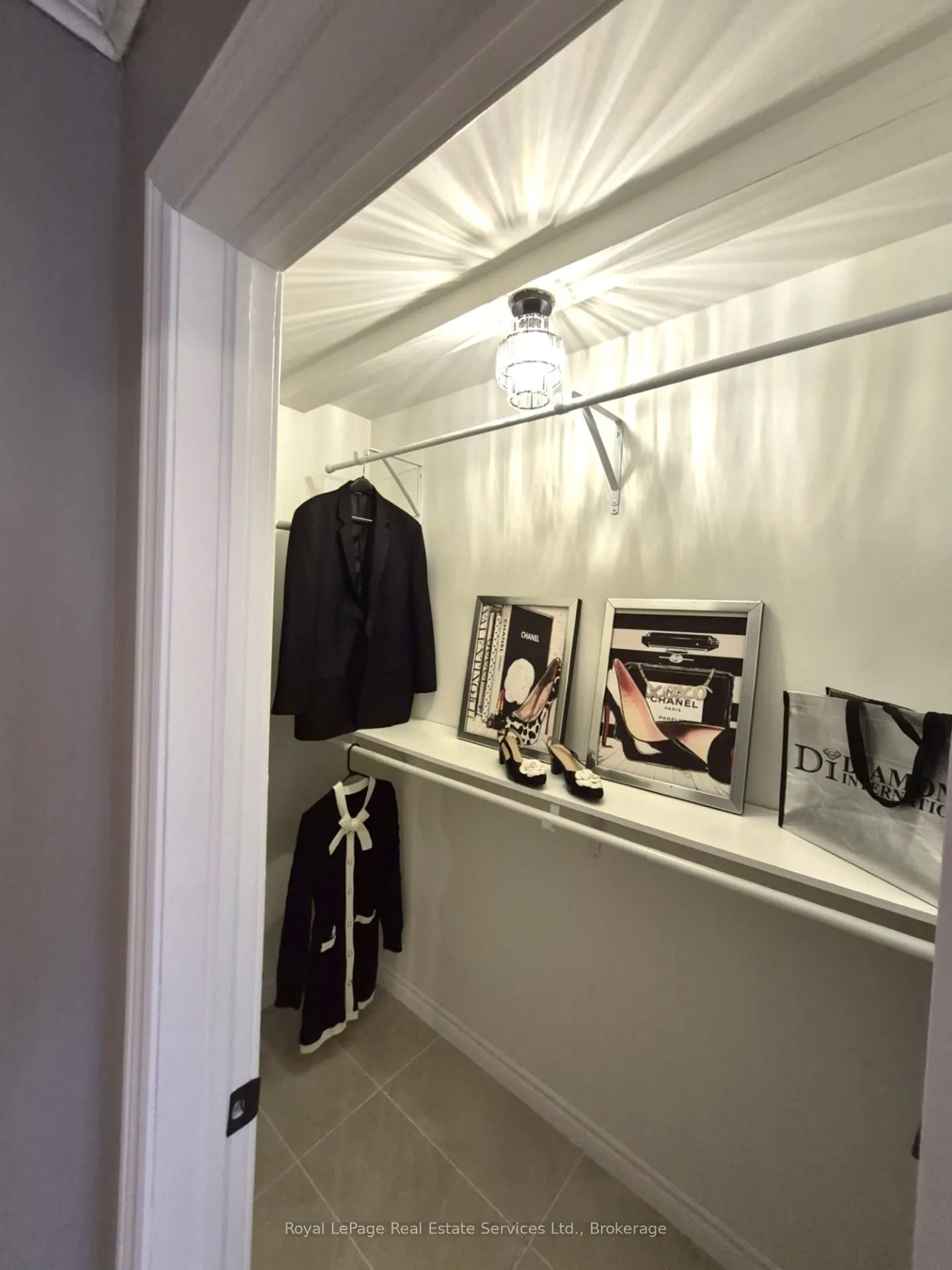 184 Dundas Street E