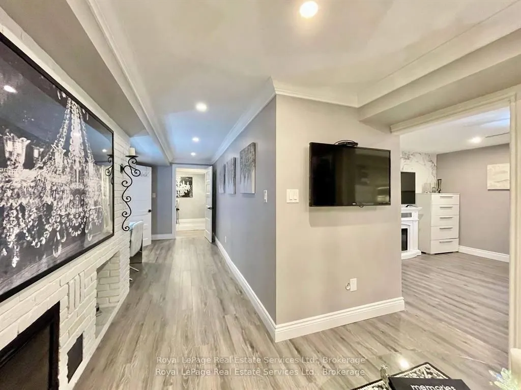 184 Dundas Street E