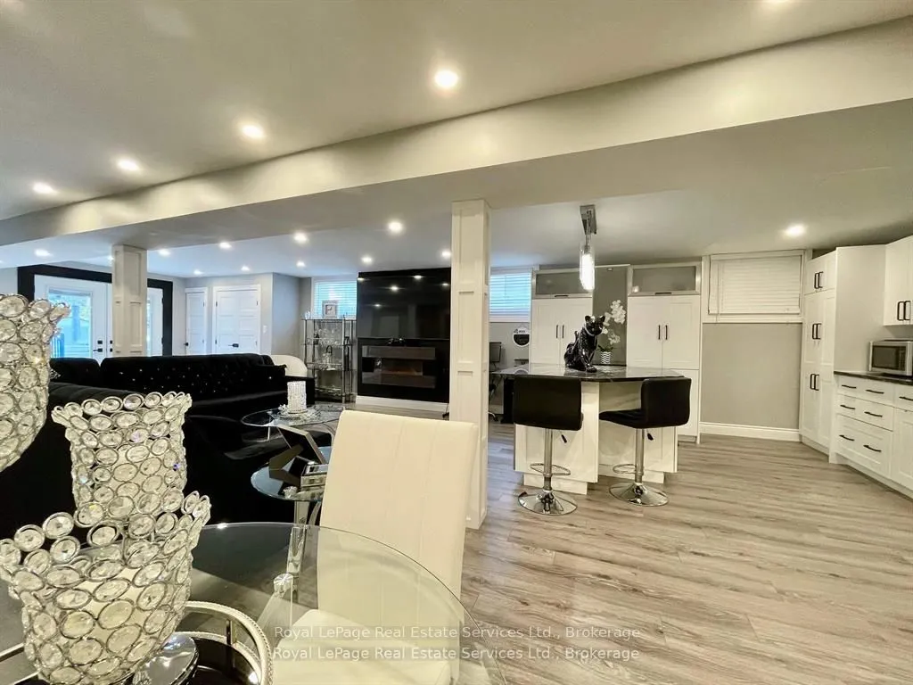 184 Dundas Street E