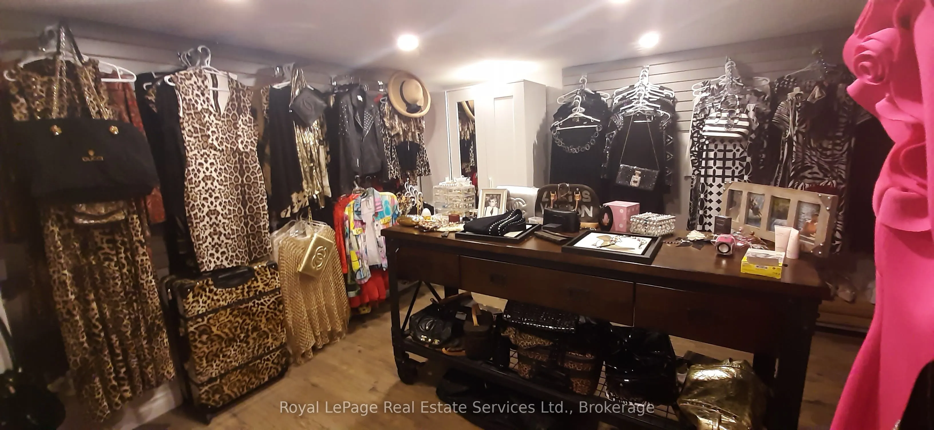 184 Dundas Street E