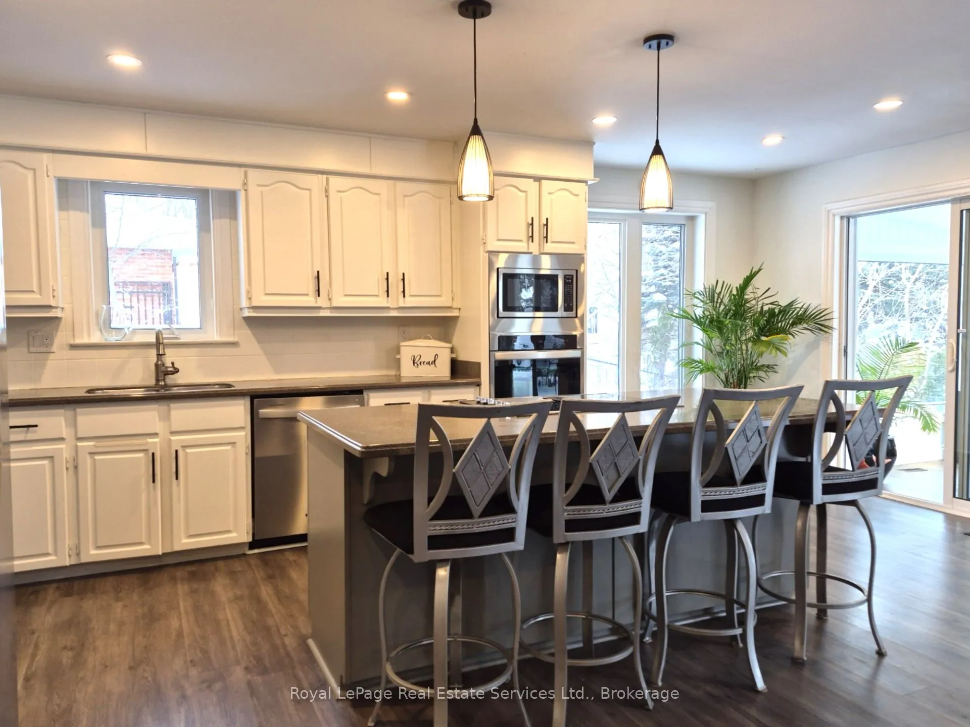 184 Dundas Street E