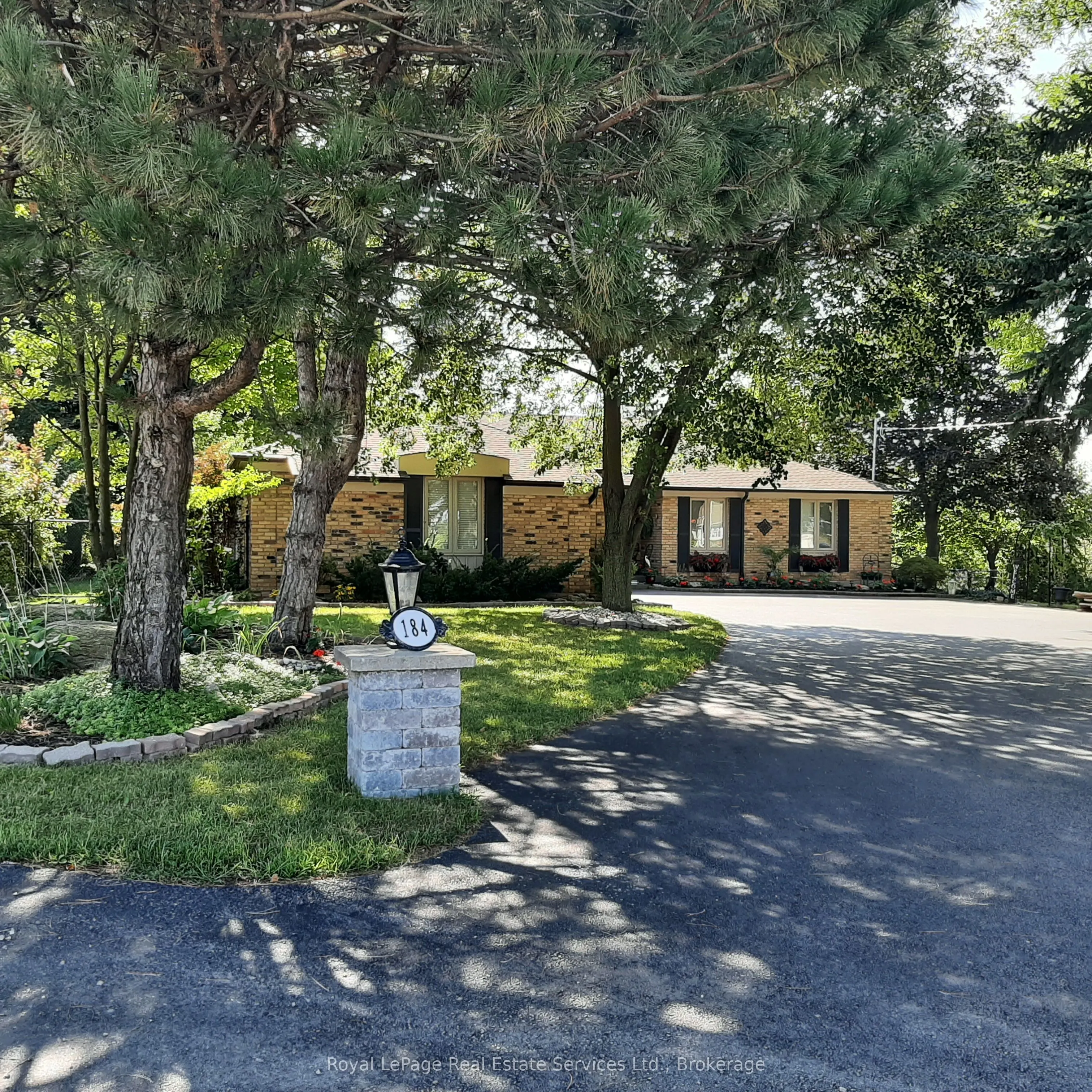 184 Dundas Street E