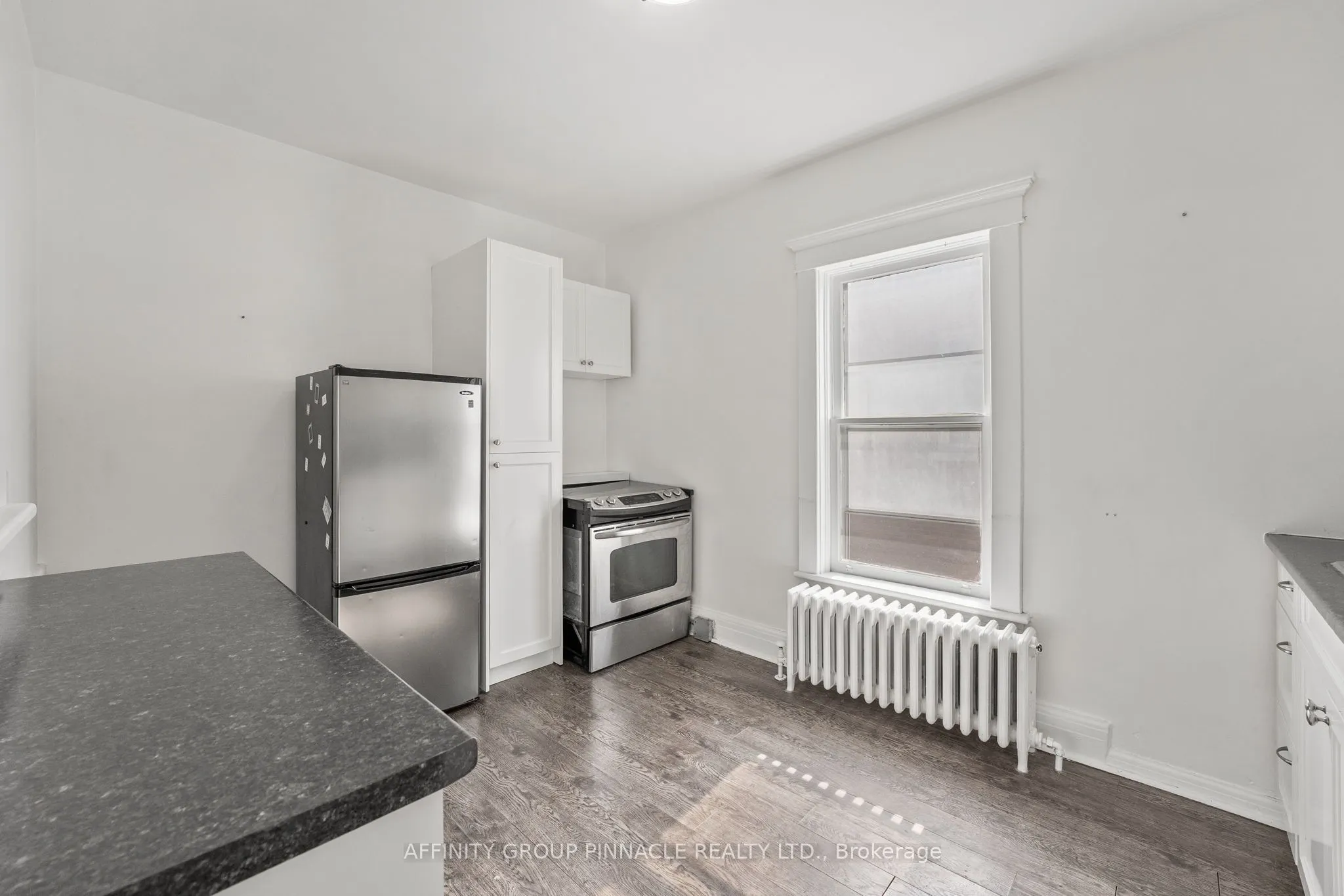 255 Kent Street W