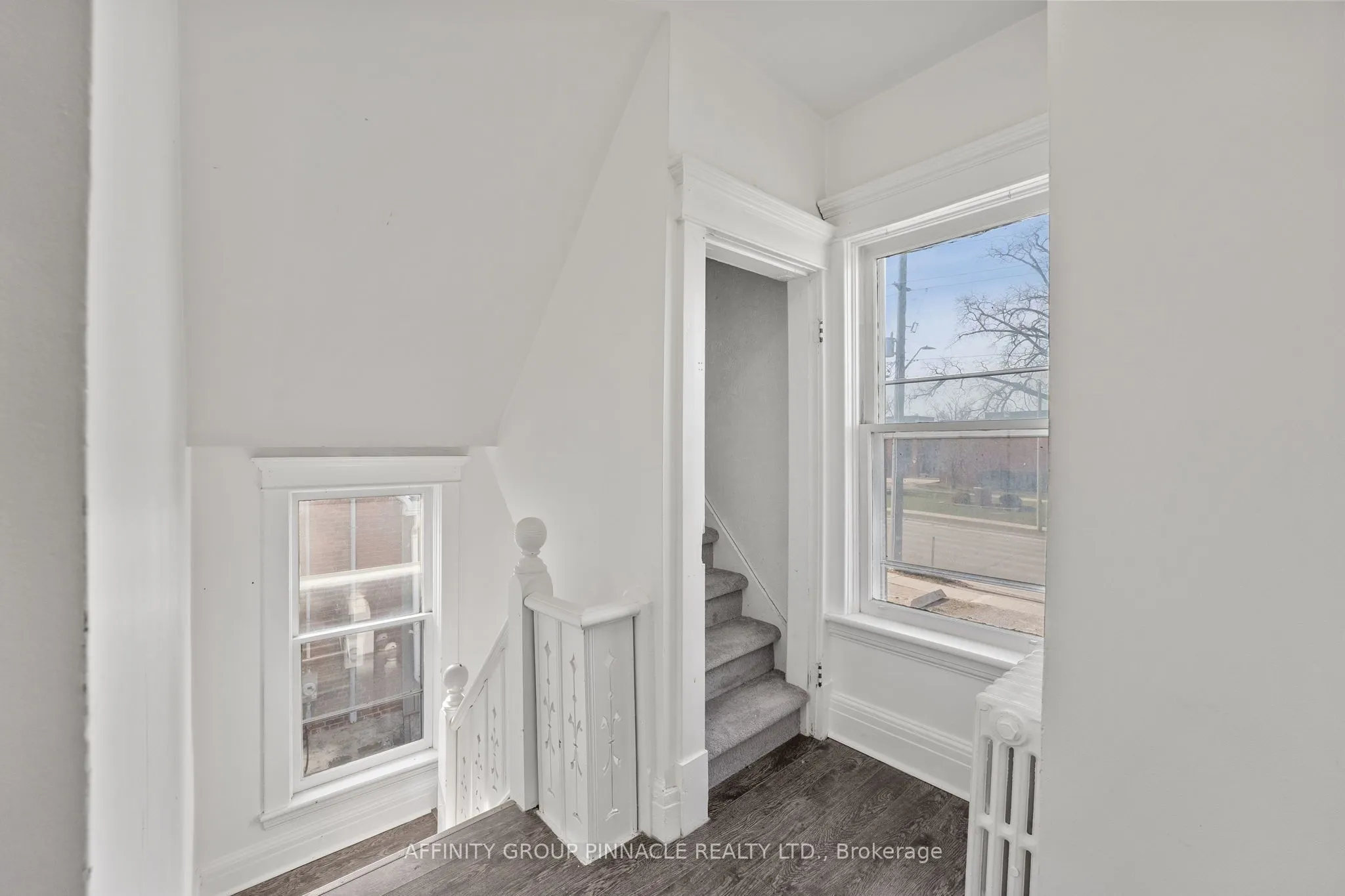 255 Kent Street W