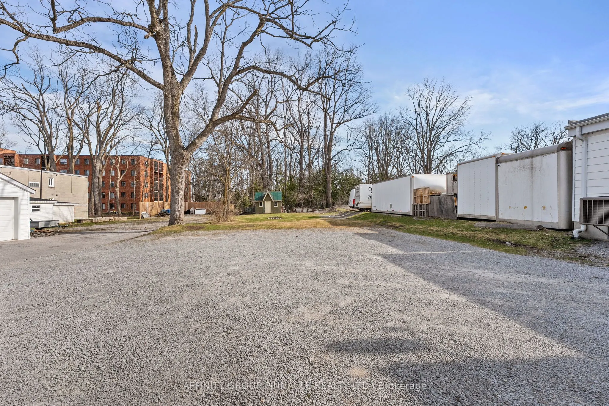 255 Kent Street W