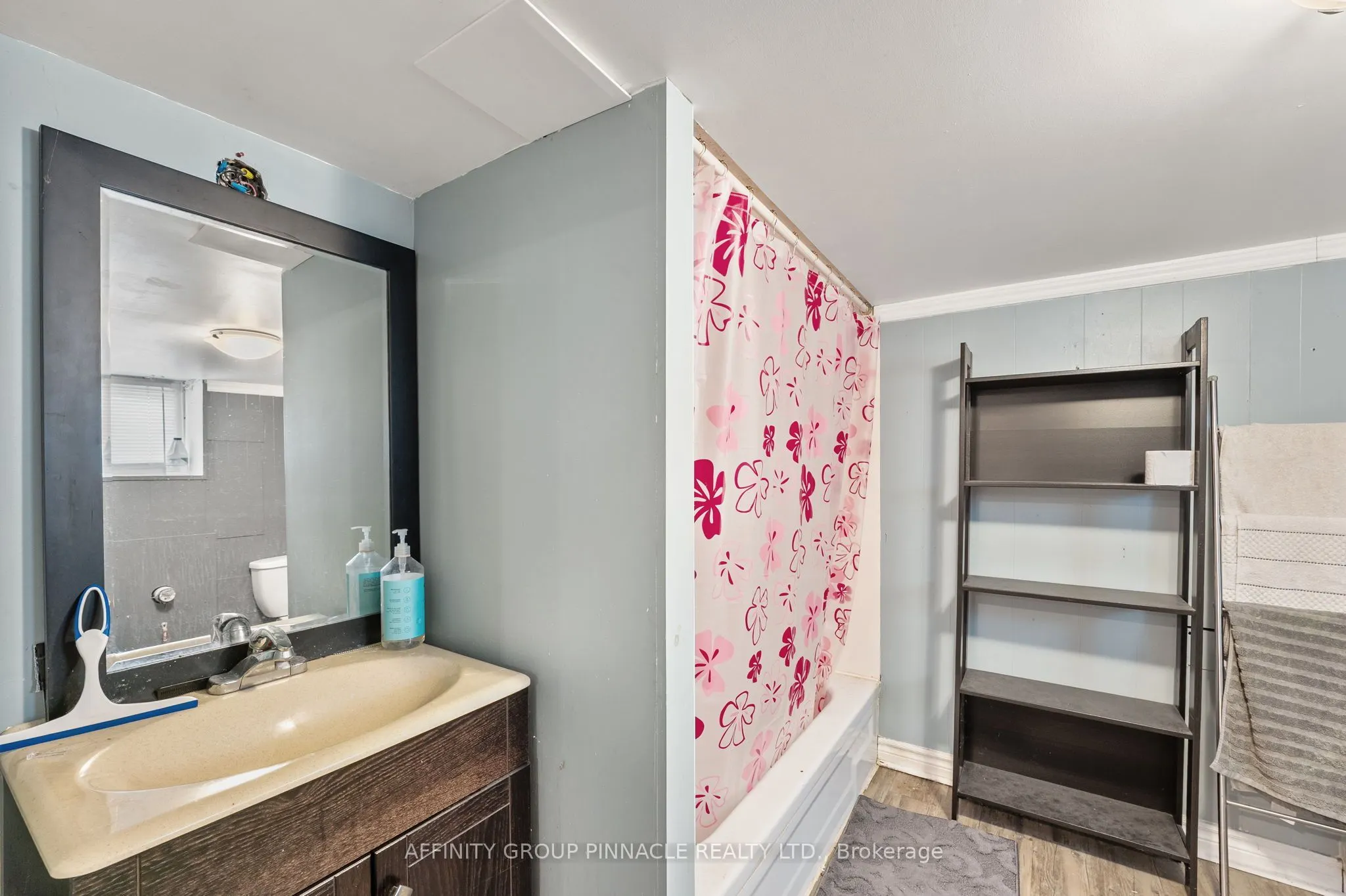 255 Kent Street W
