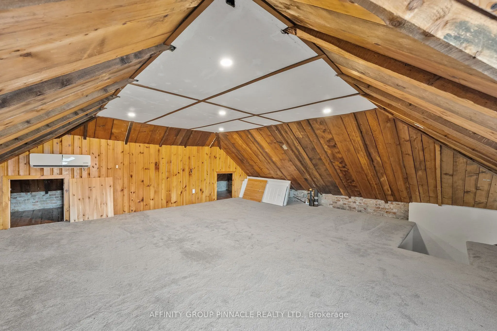 255 Kent Street W