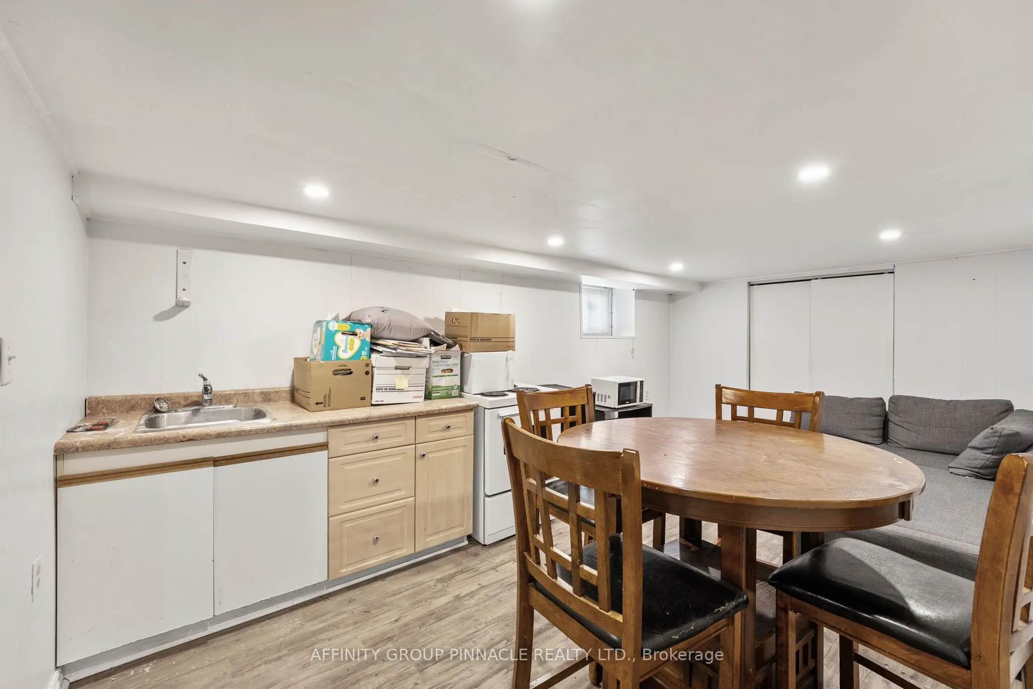 255 Kent Street W