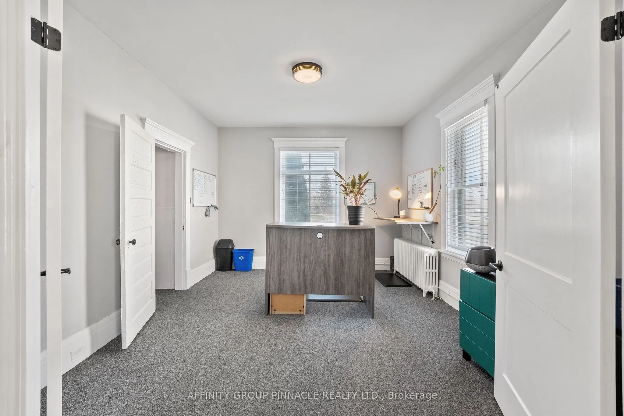 255 Kent Street W