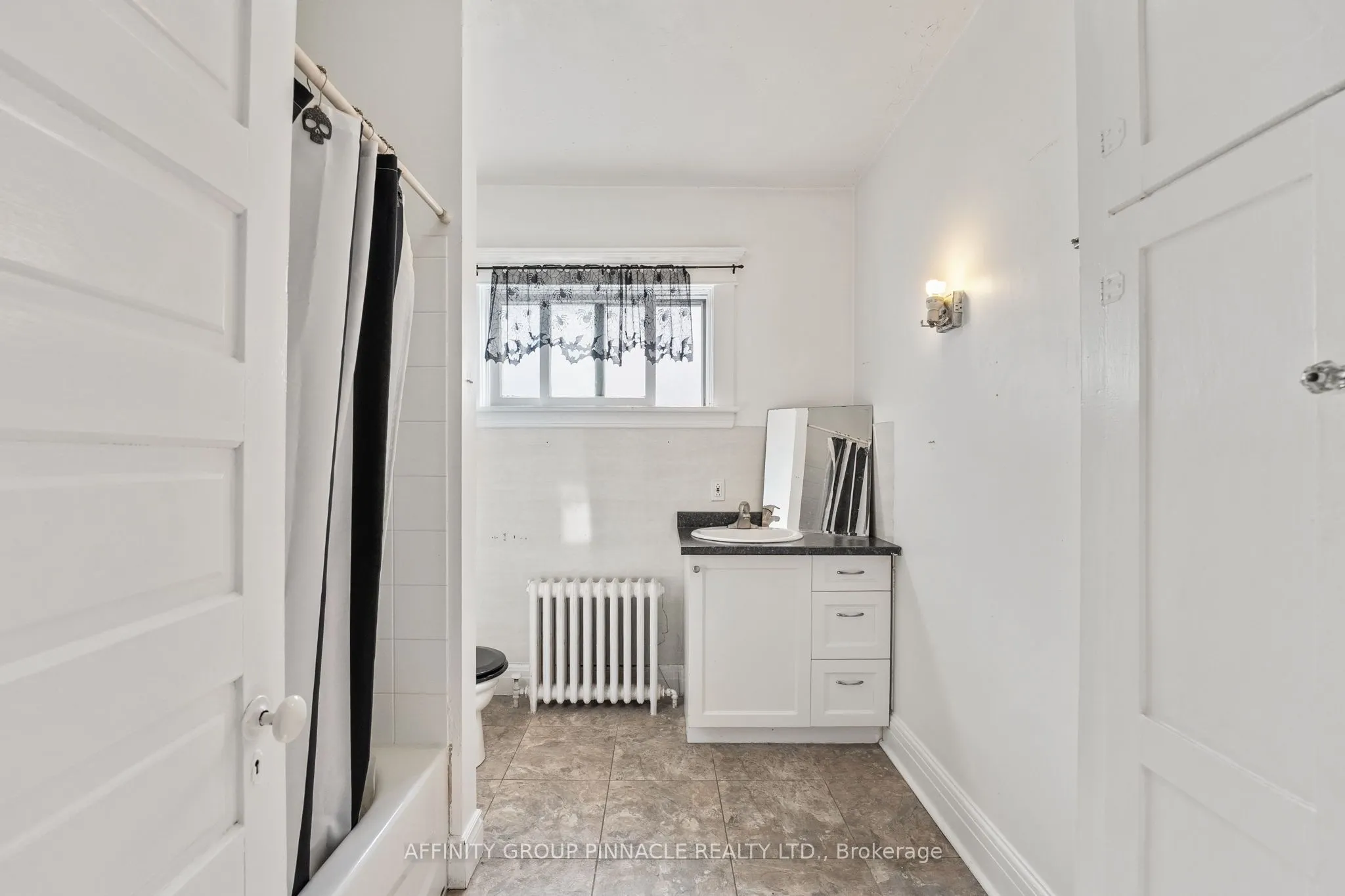 255 Kent Street W