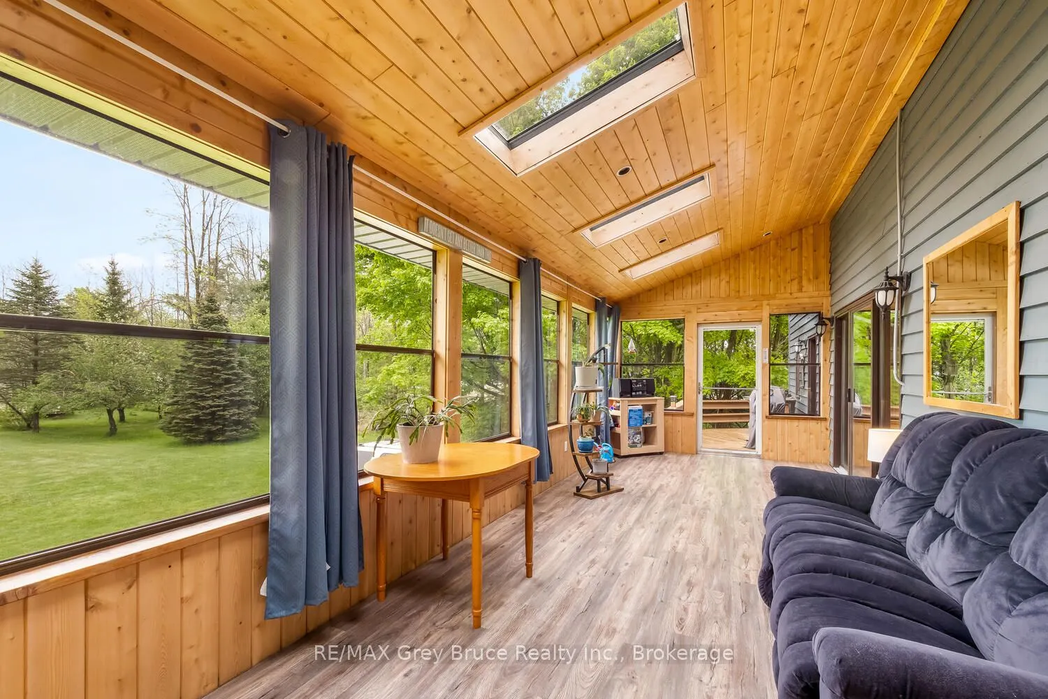 1033 Bruce Road 9