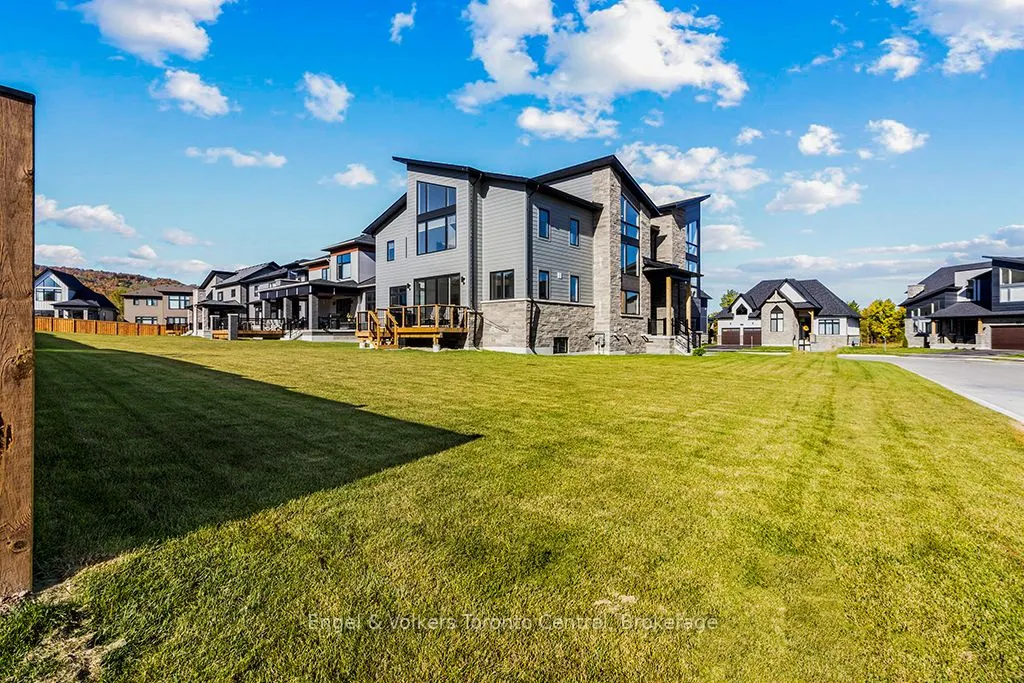 157 SPRINGSIDE Crescent