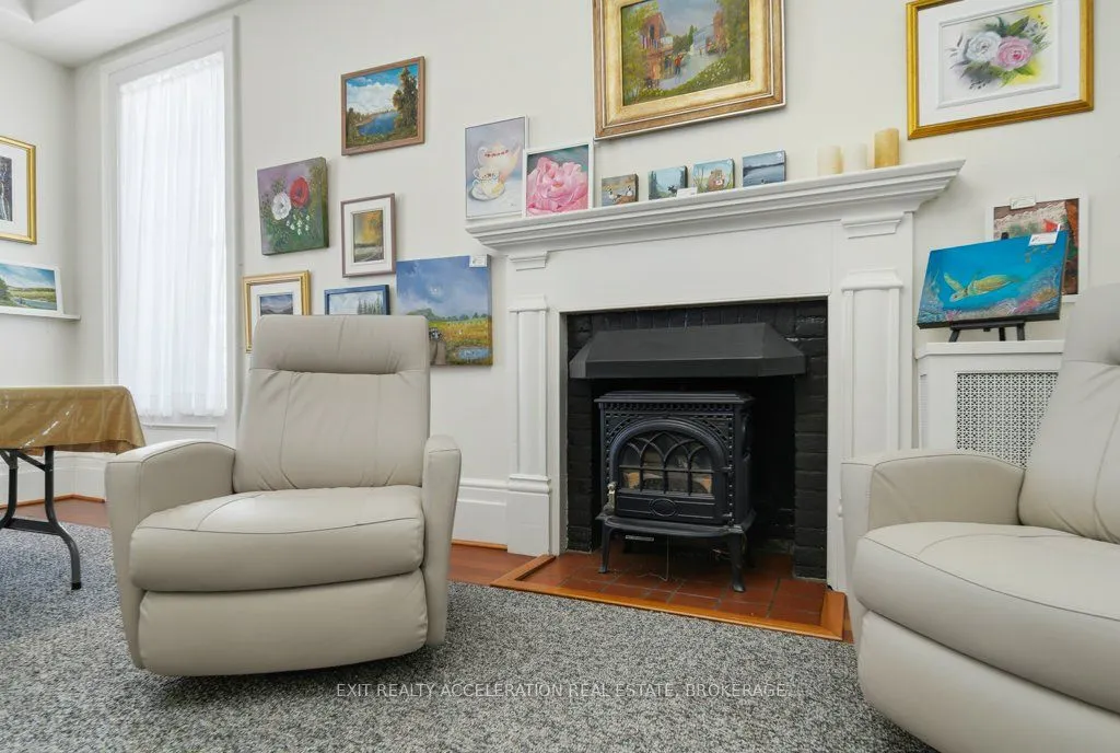 232 Dundas Street W