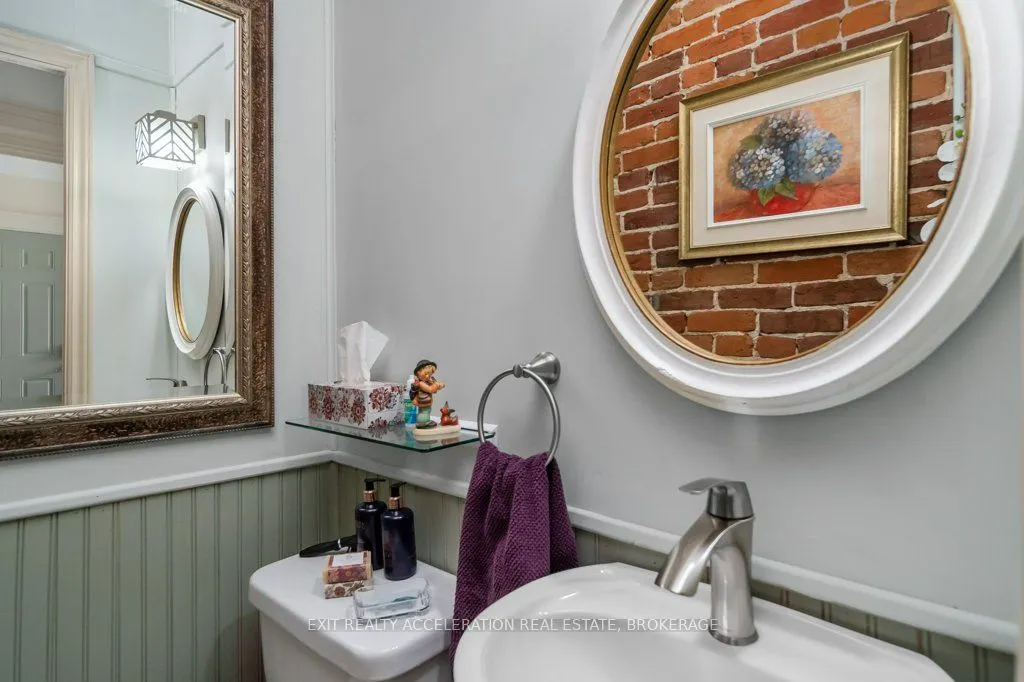 232 Dundas Street W
