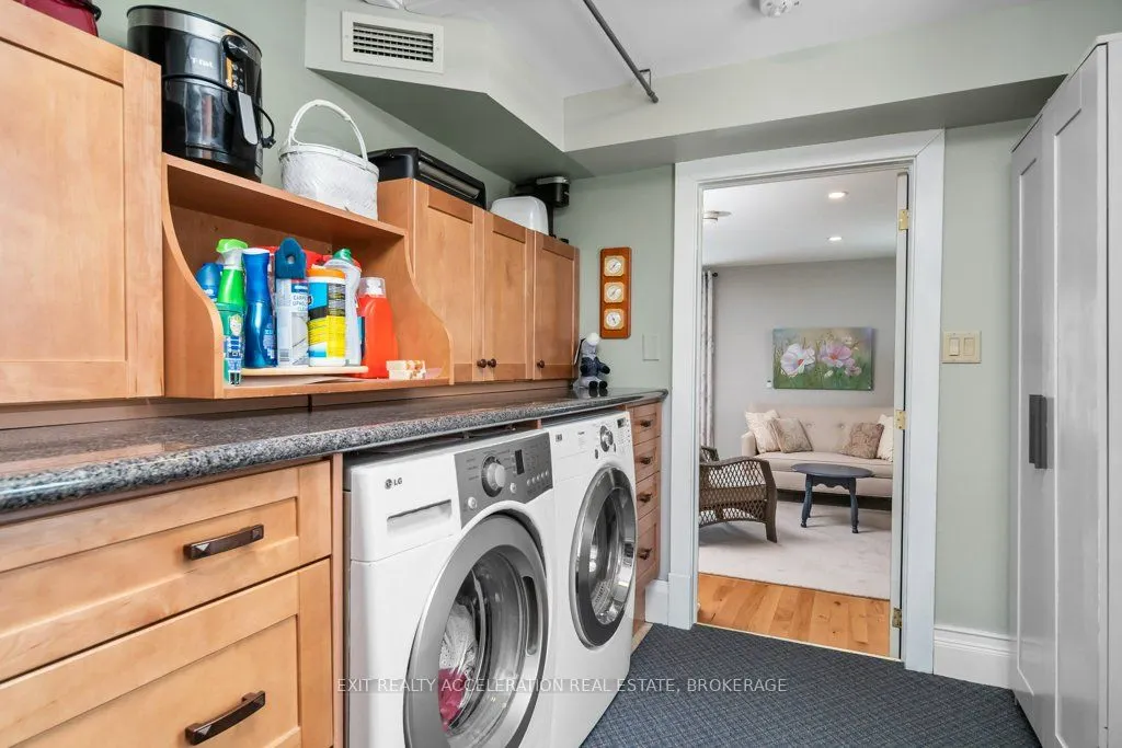 232 Dundas Street W
