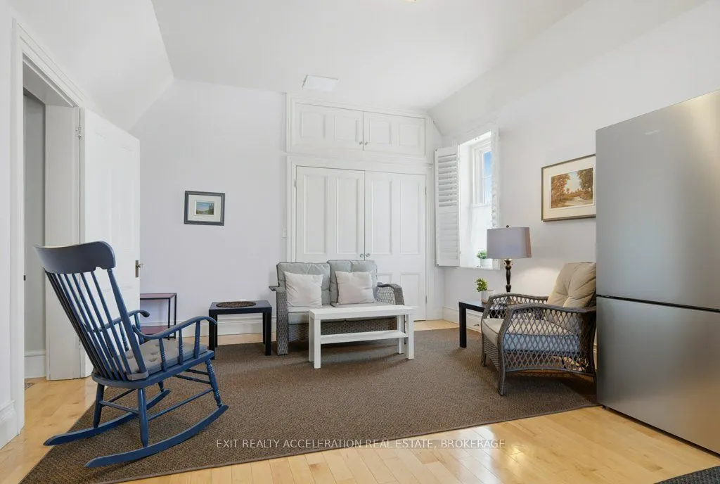 232 Dundas Street W