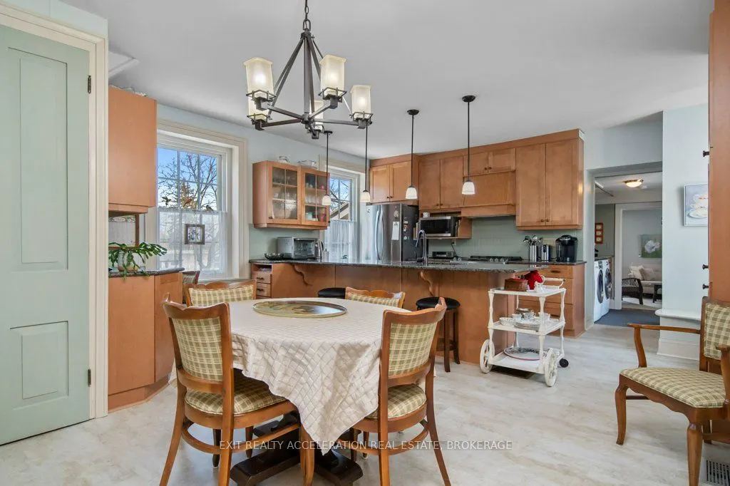 232 Dundas Street W