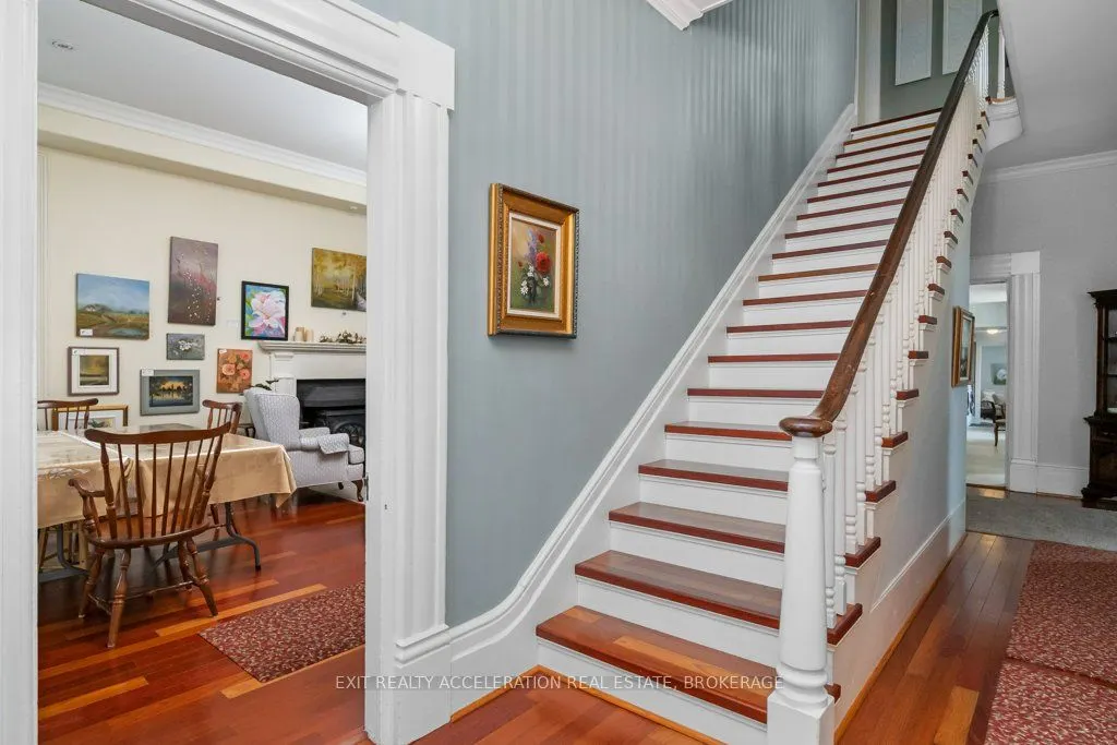 232 Dundas Street W
