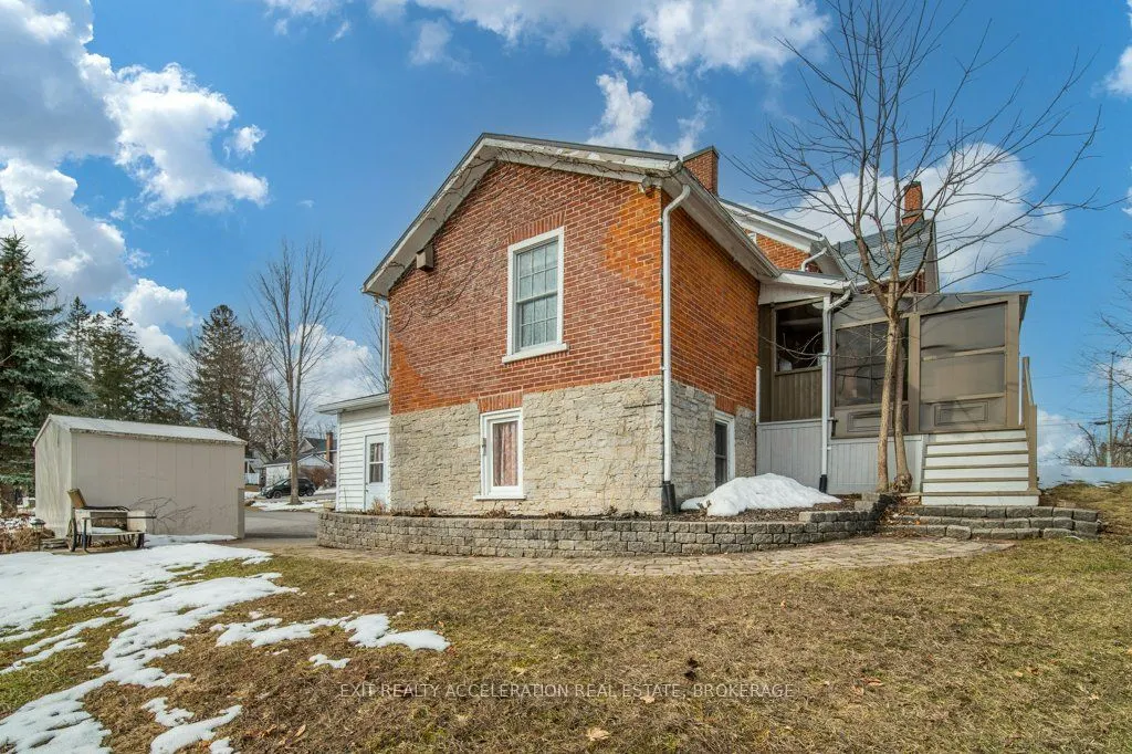 232 Dundas Street W