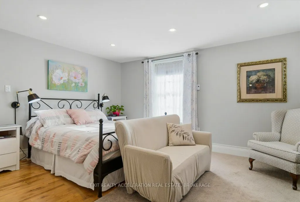 232 Dundas Street W