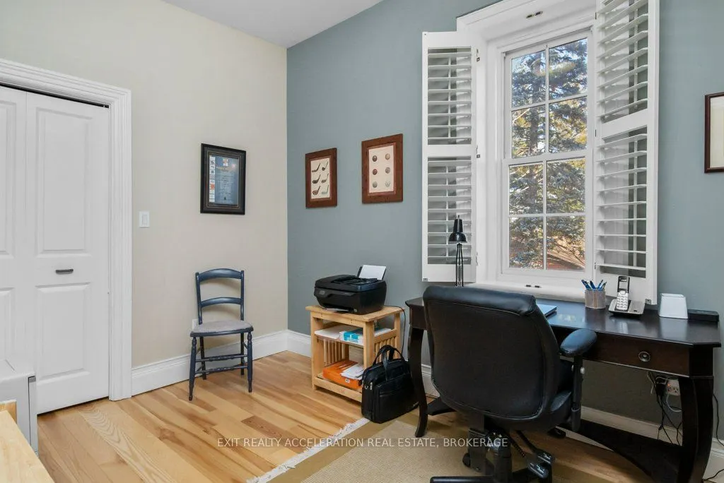 232 Dundas Street W