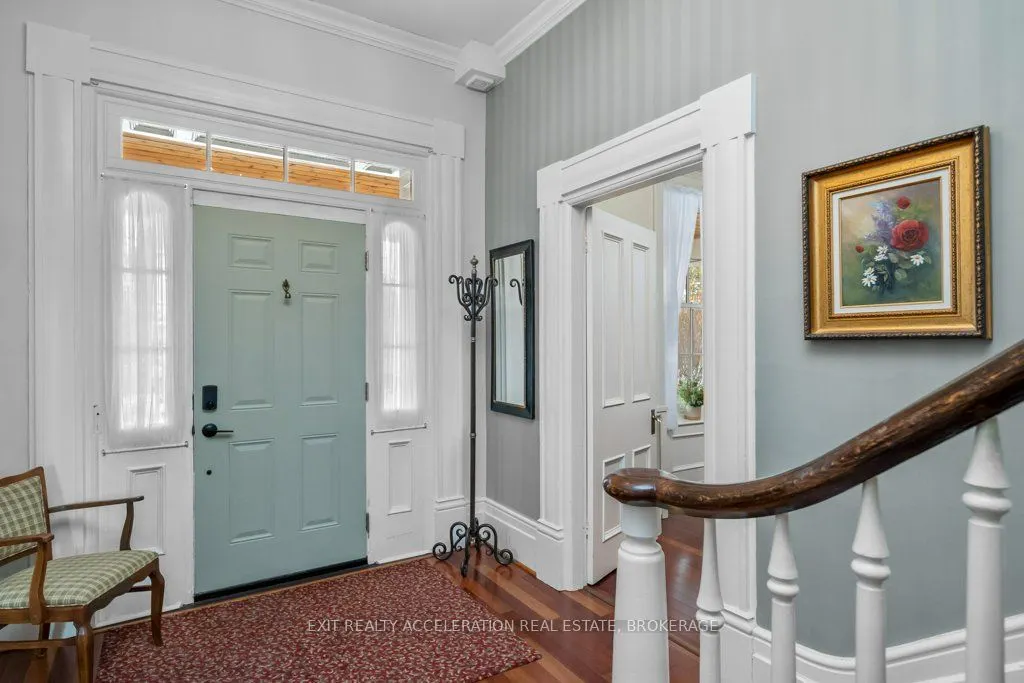 232 Dundas Street W