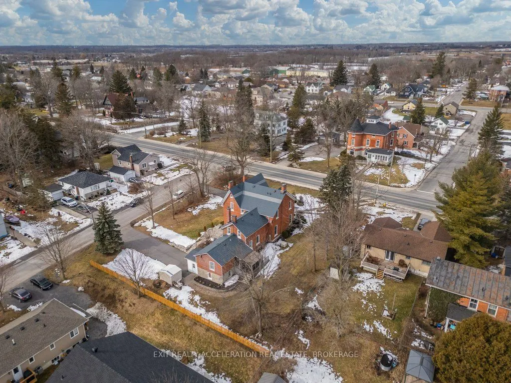 232 Dundas Street W