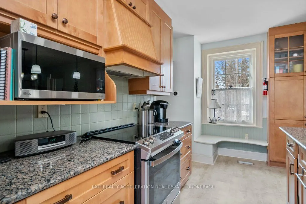 232 Dundas Street W