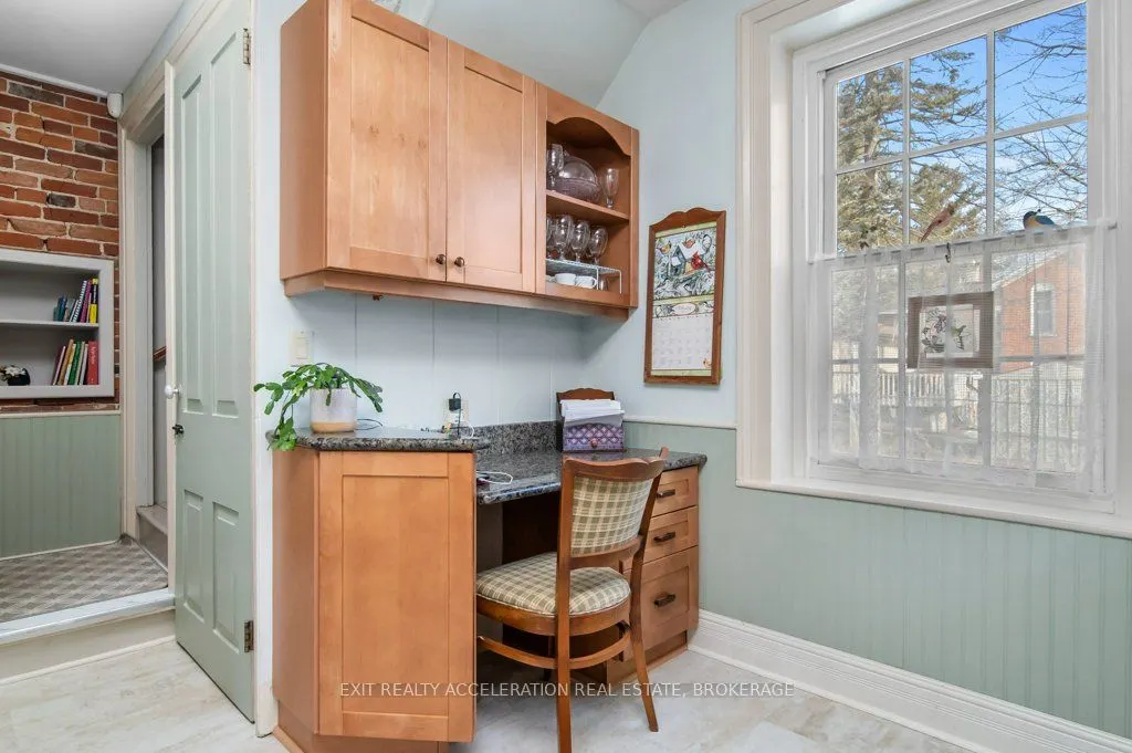 232 Dundas Street W