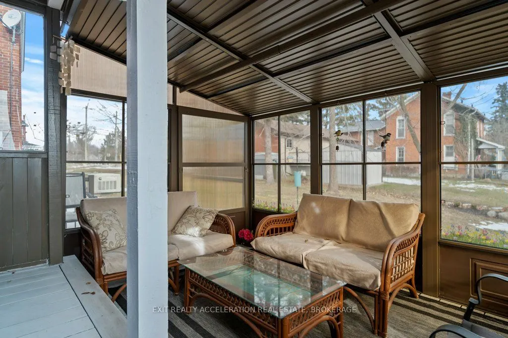 232 Dundas Street W