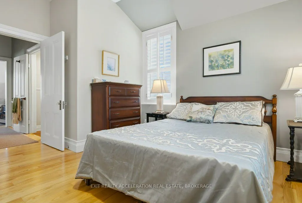 232 Dundas Street W