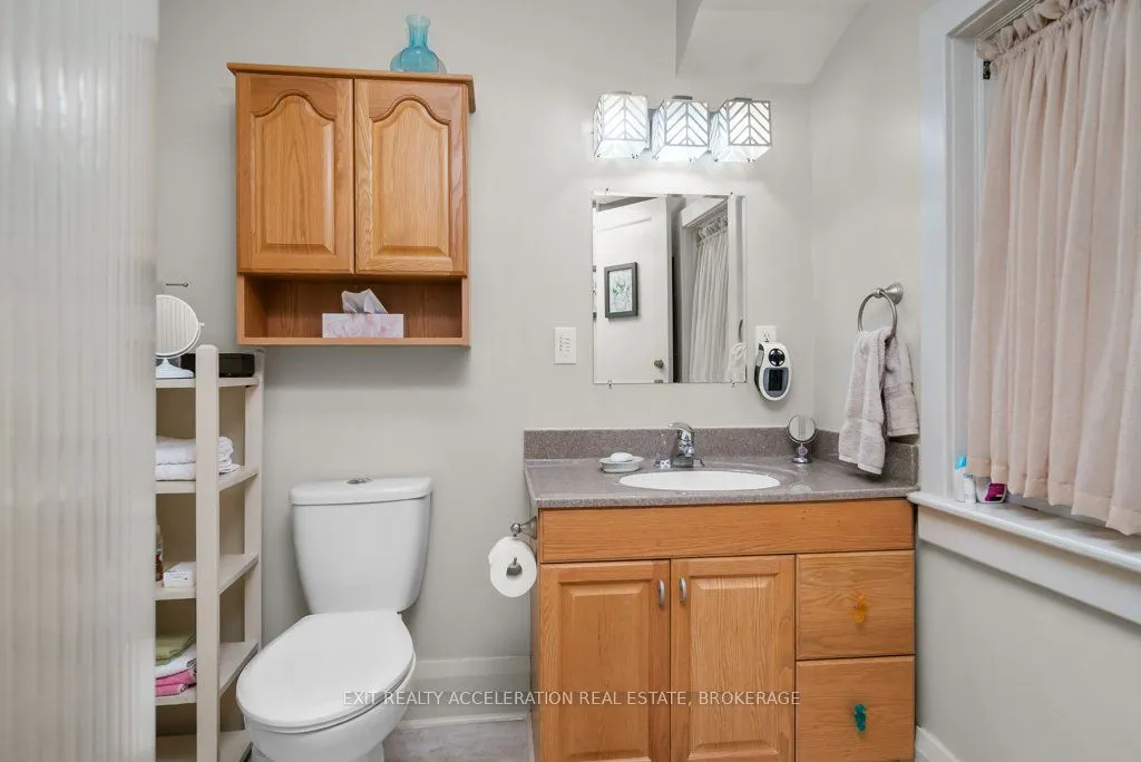 232 Dundas Street W