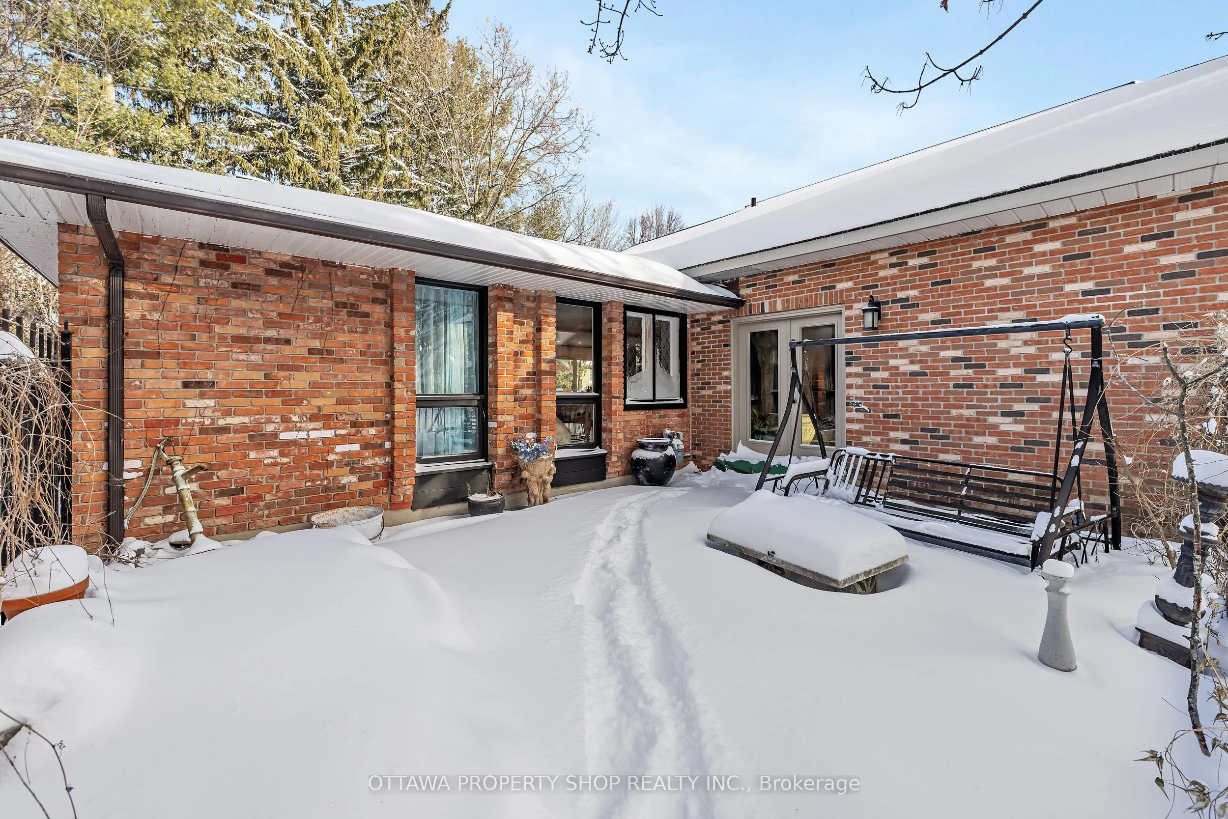 33 Rutherford Crescent