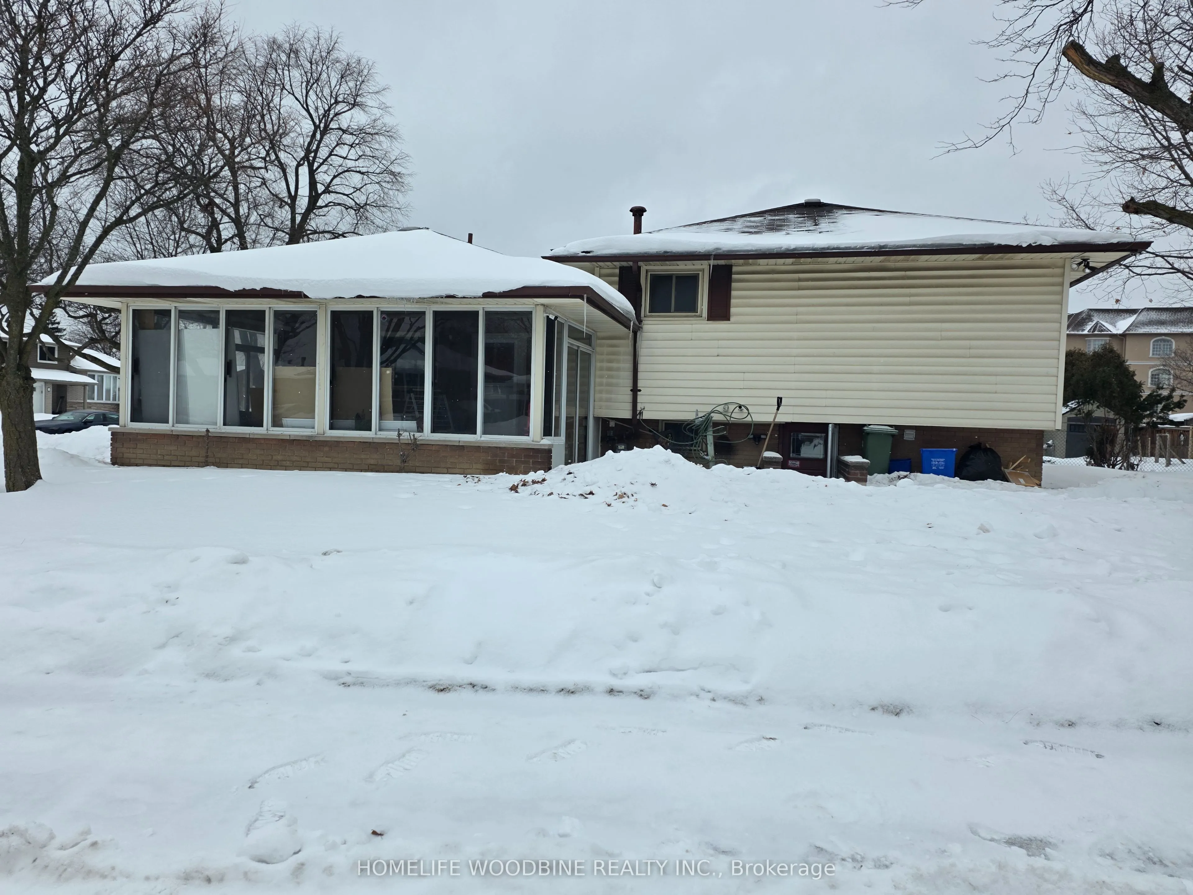 2 Rideau Crescent