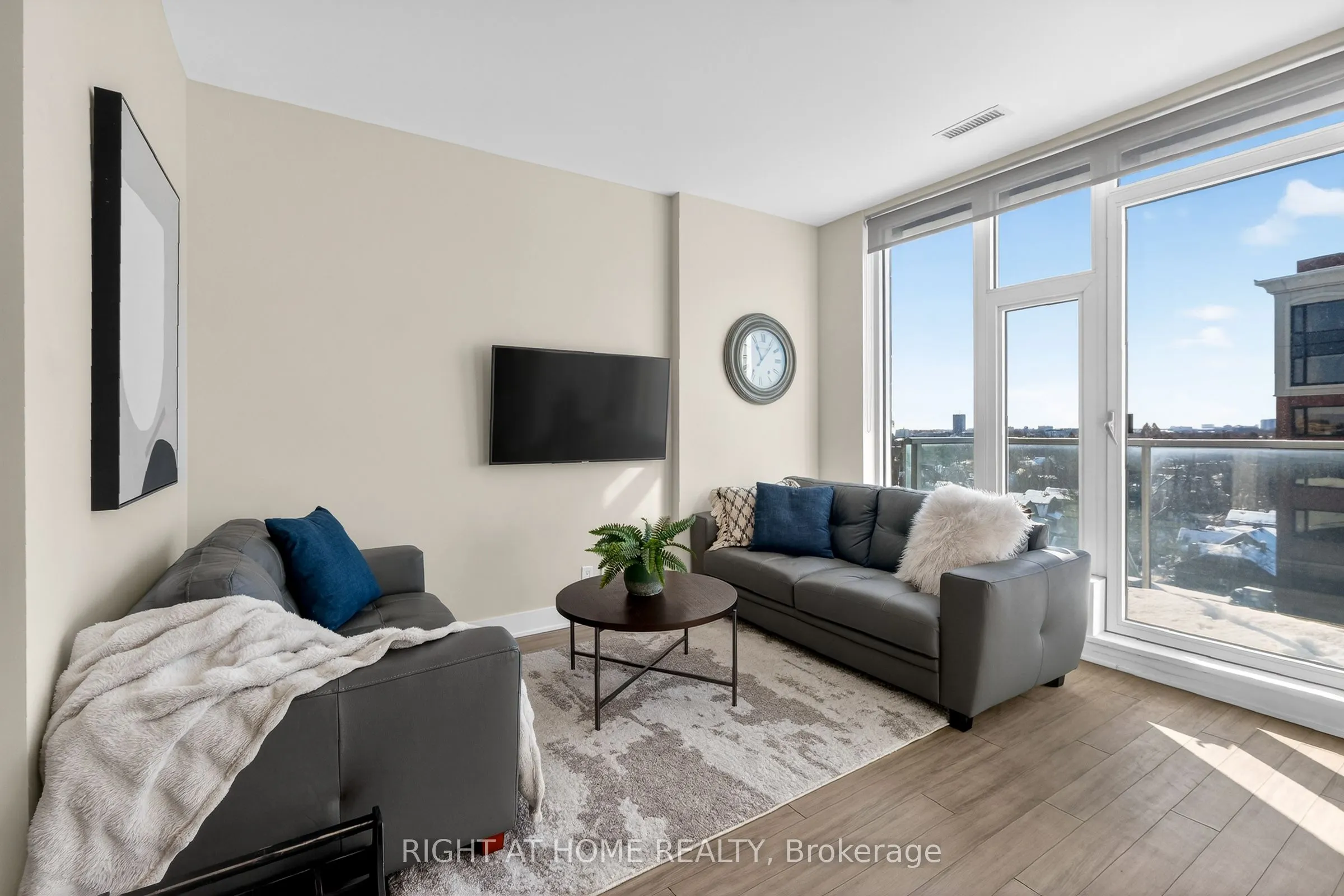 118 Holmwood Avenue #806