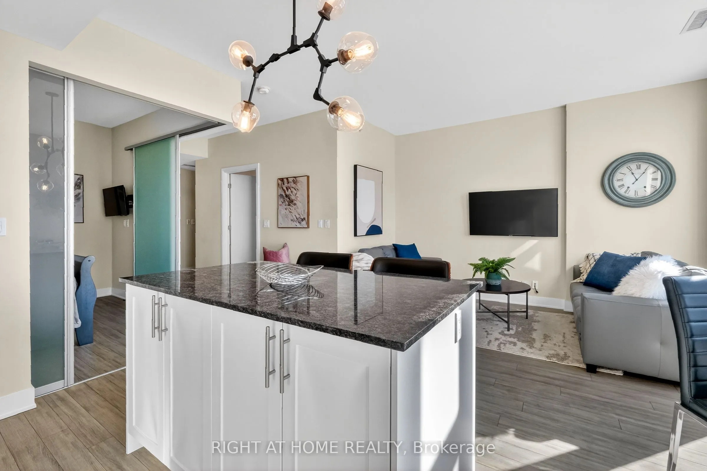 118 Holmwood Avenue #806