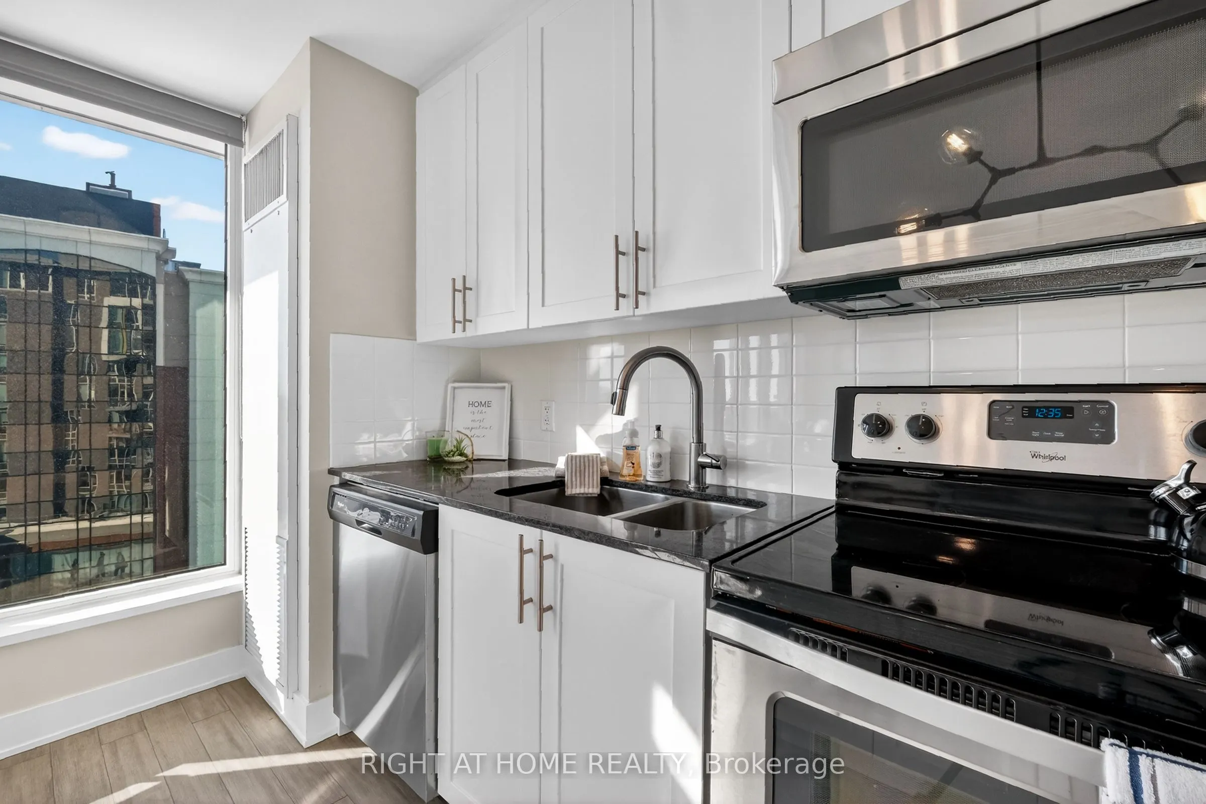118 Holmwood Avenue #806