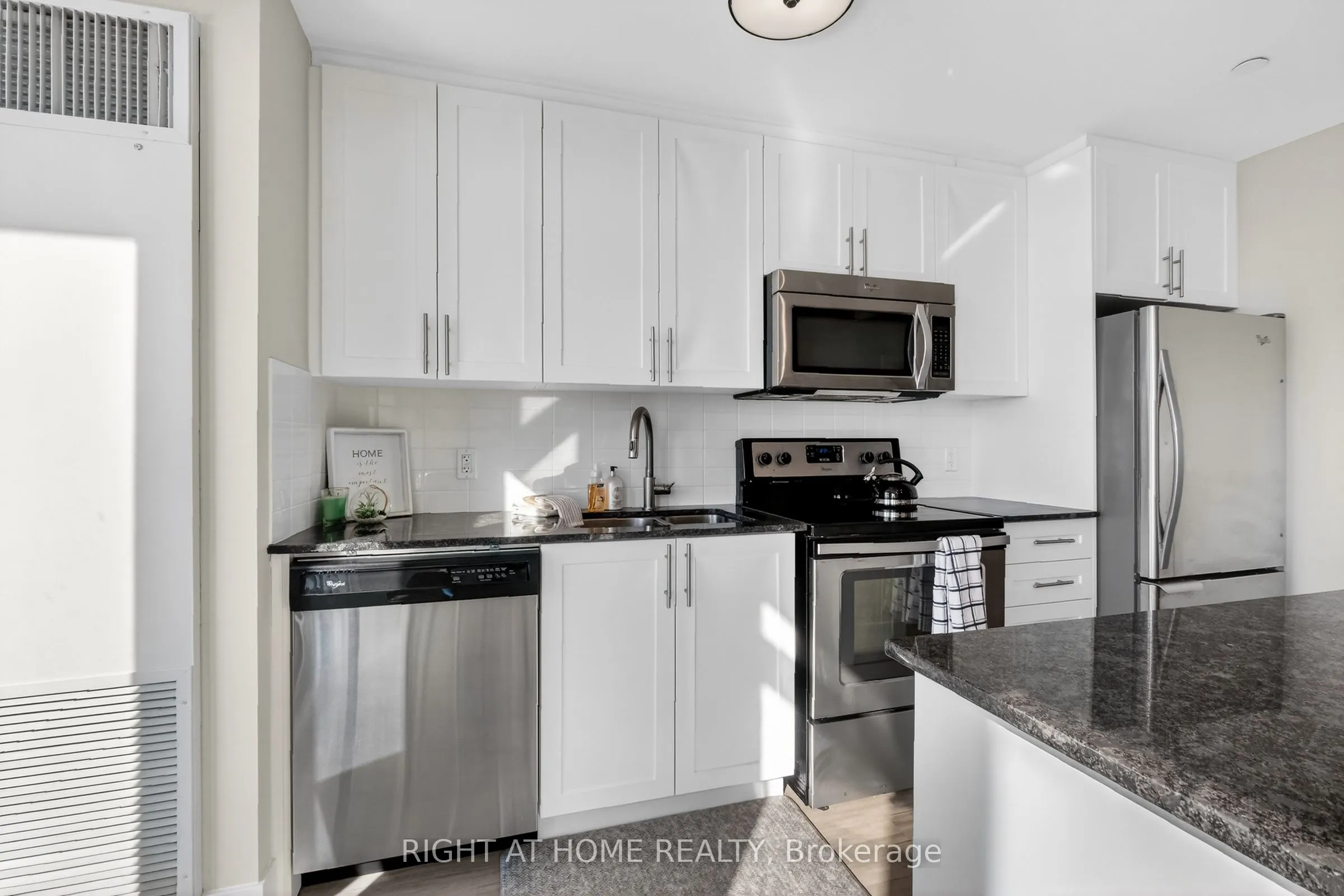 118 Holmwood Avenue #806
