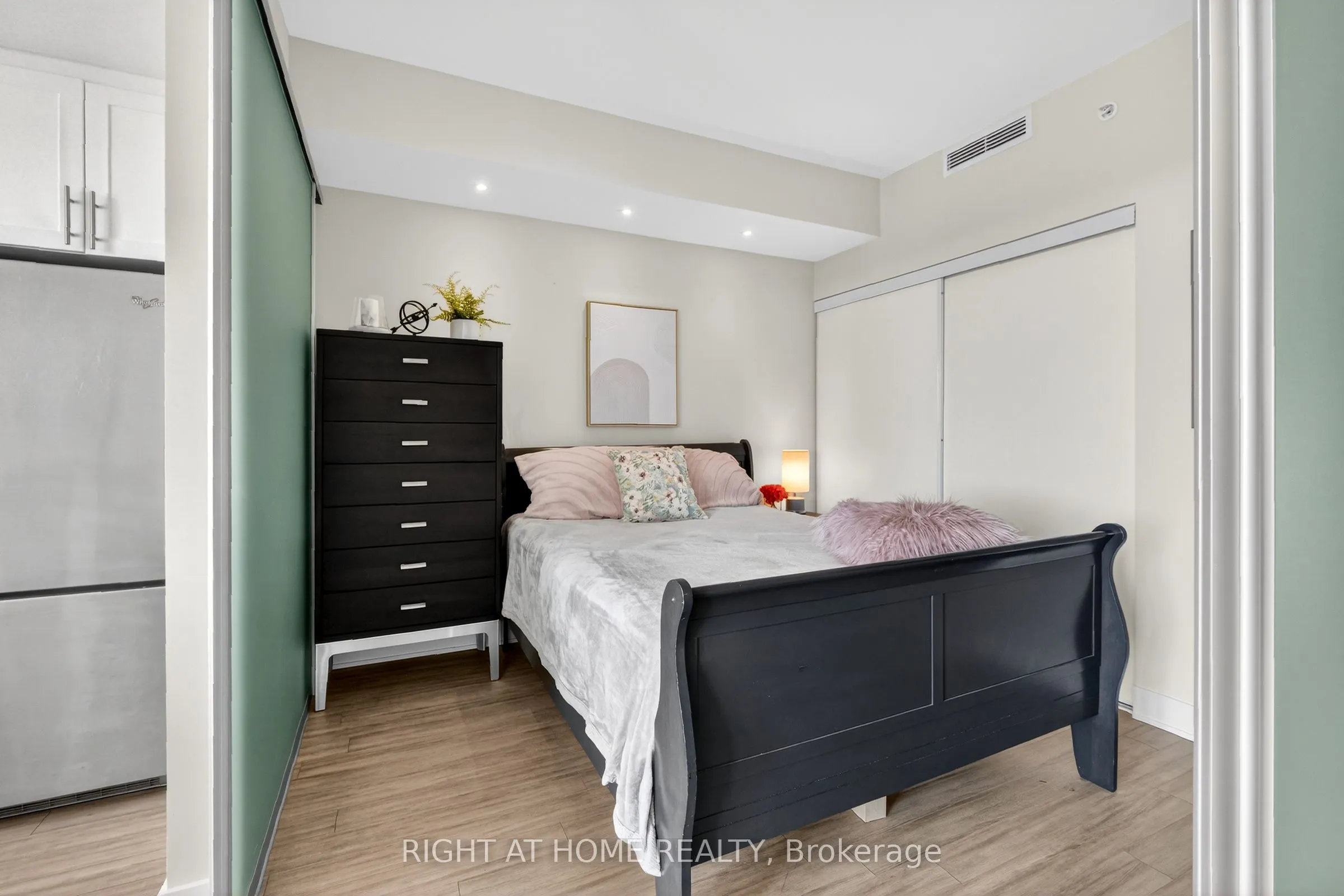 118 Holmwood Avenue #806