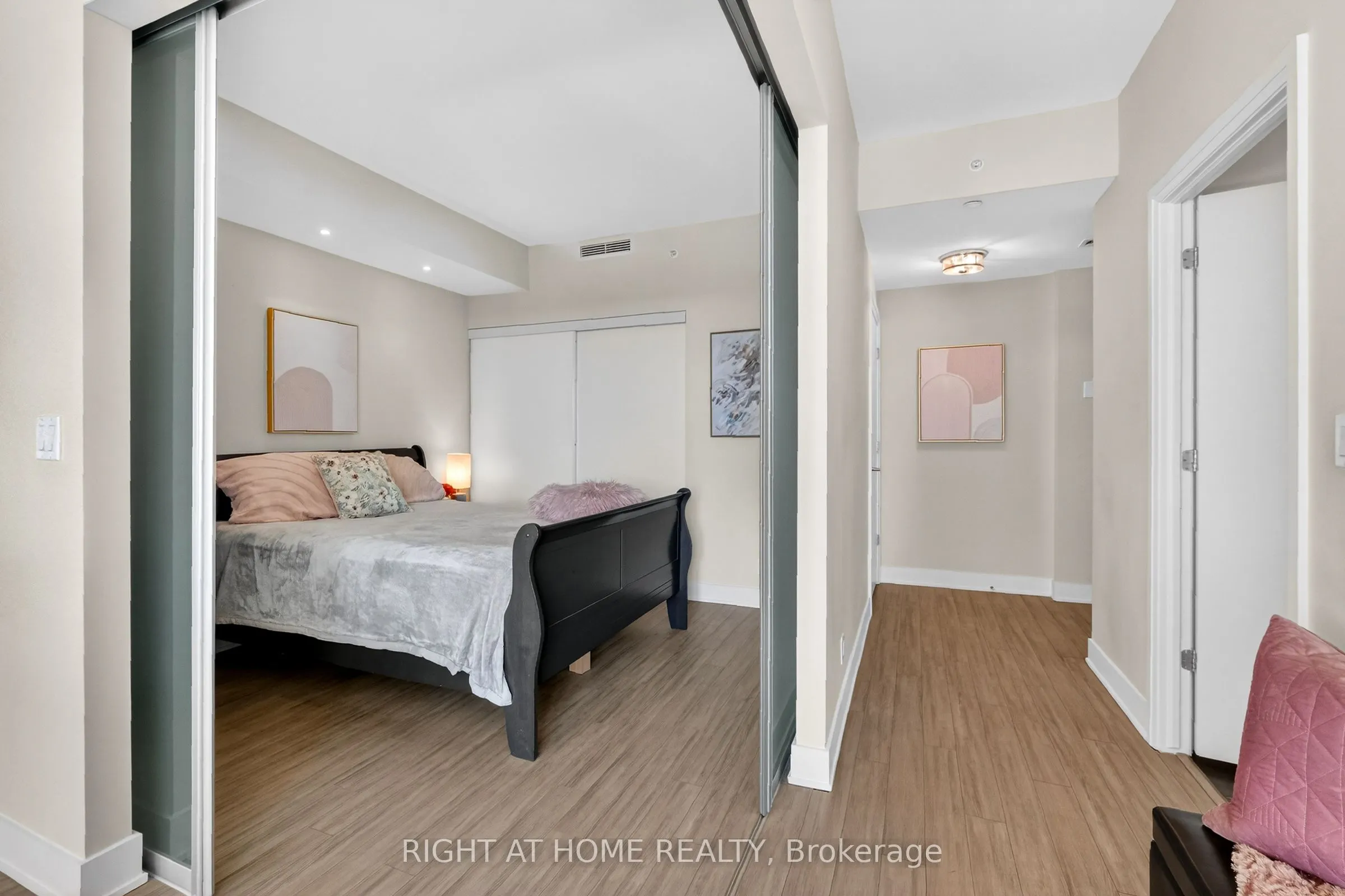 118 Holmwood Avenue #806