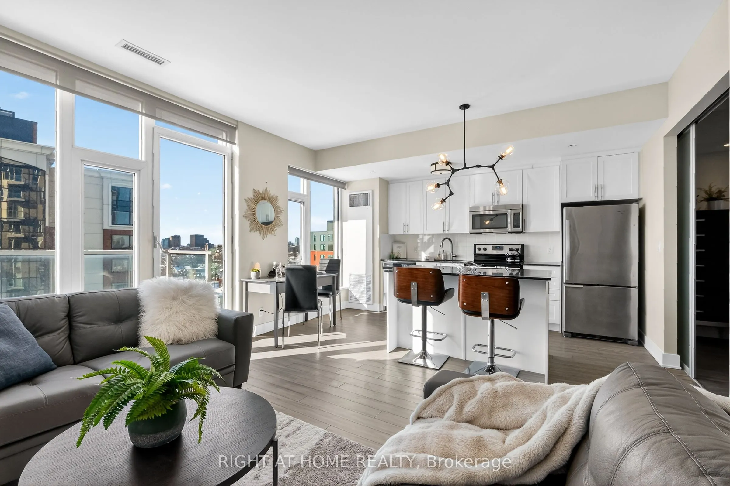 118 Holmwood Avenue #806