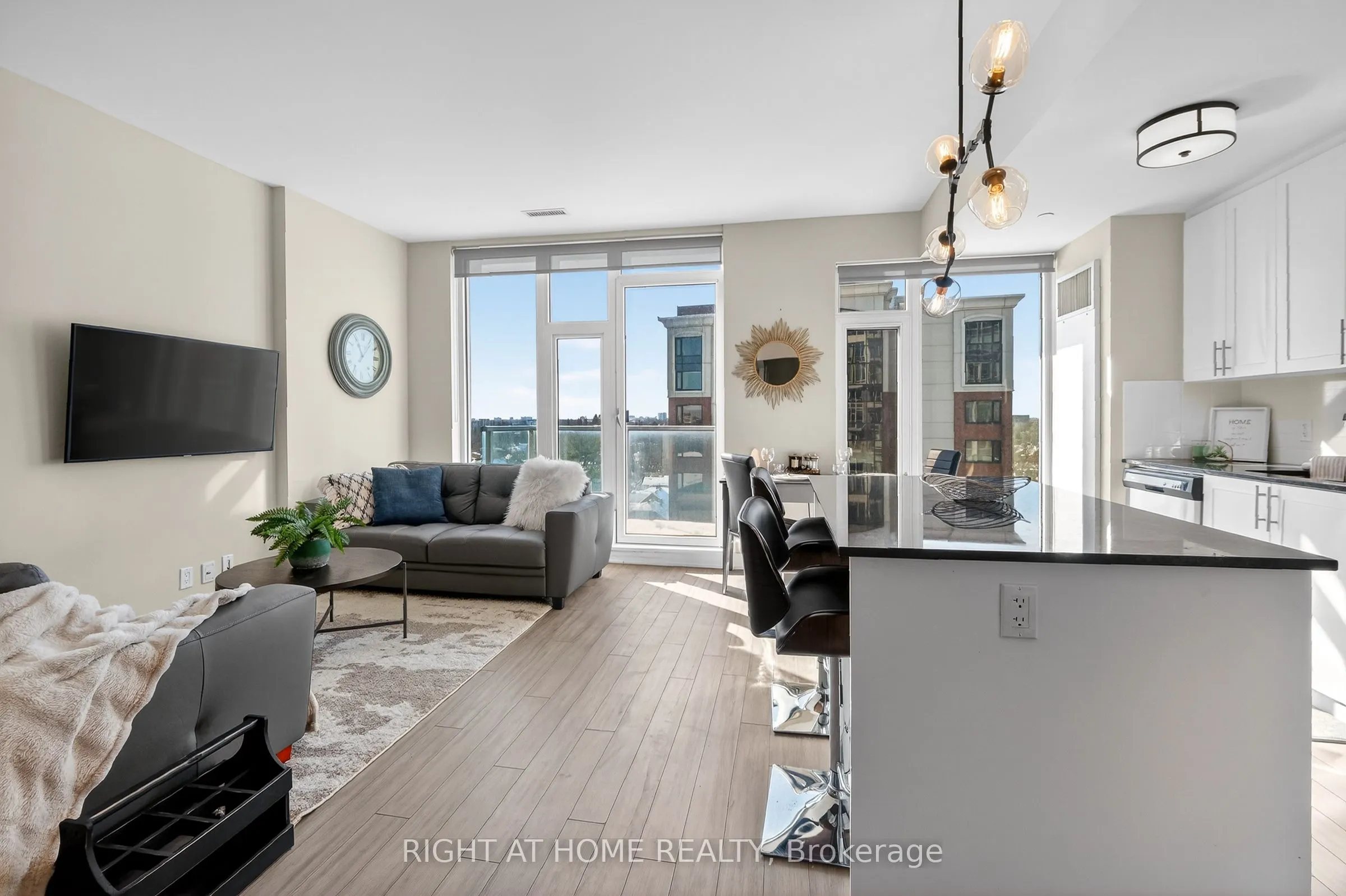 118 Holmwood Avenue #806