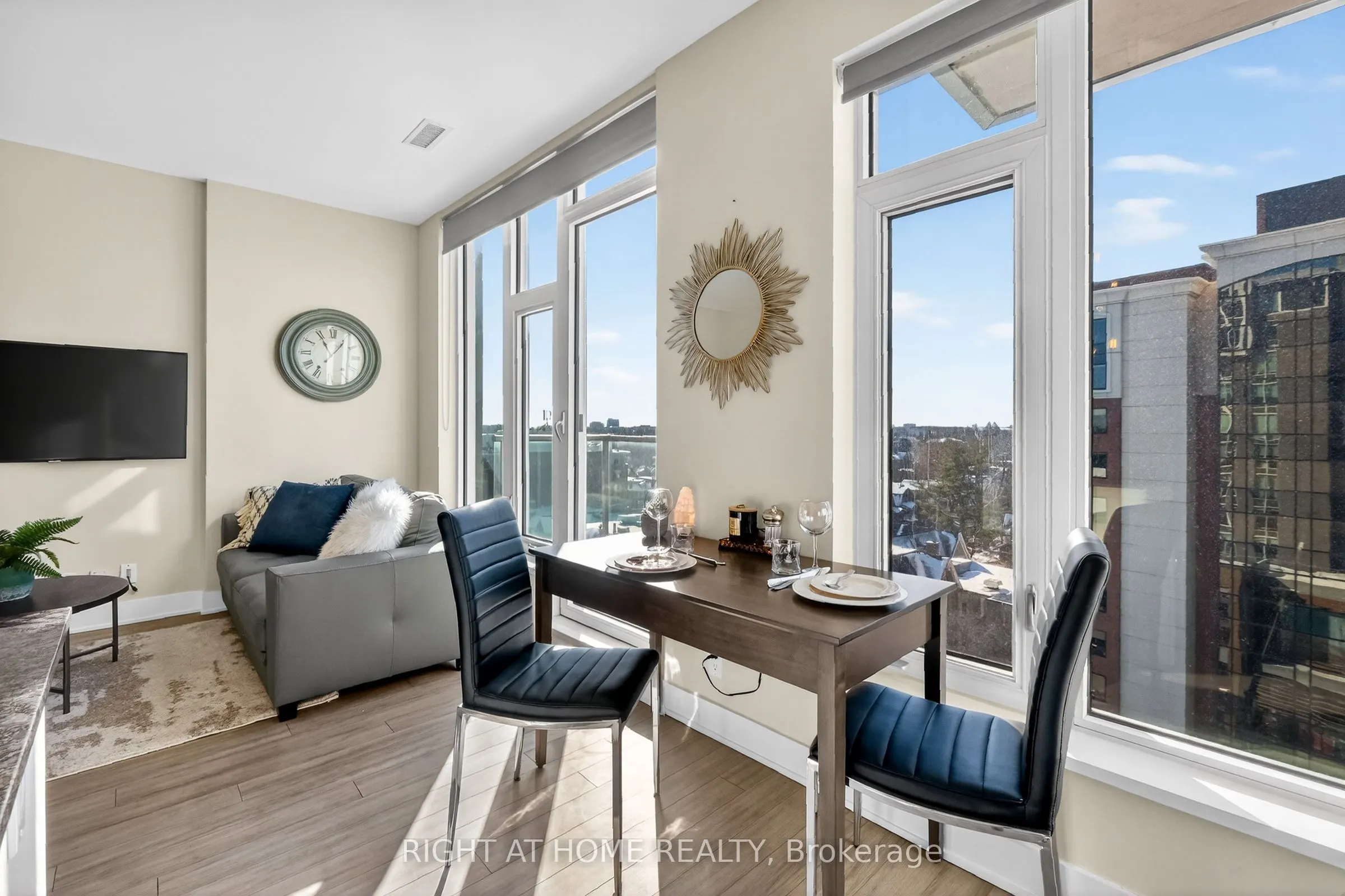 118 Holmwood Avenue #806