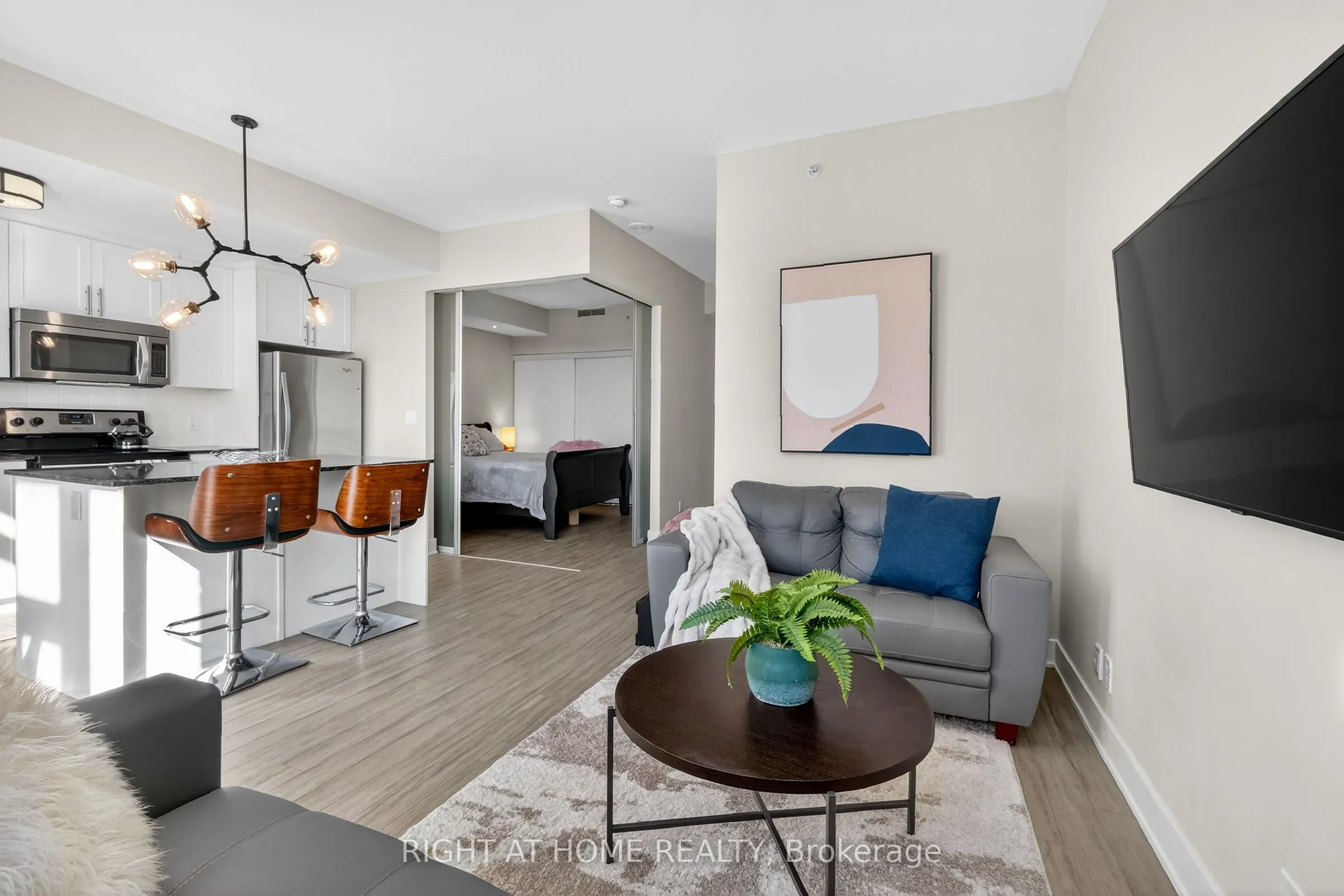 118 Holmwood Avenue #806