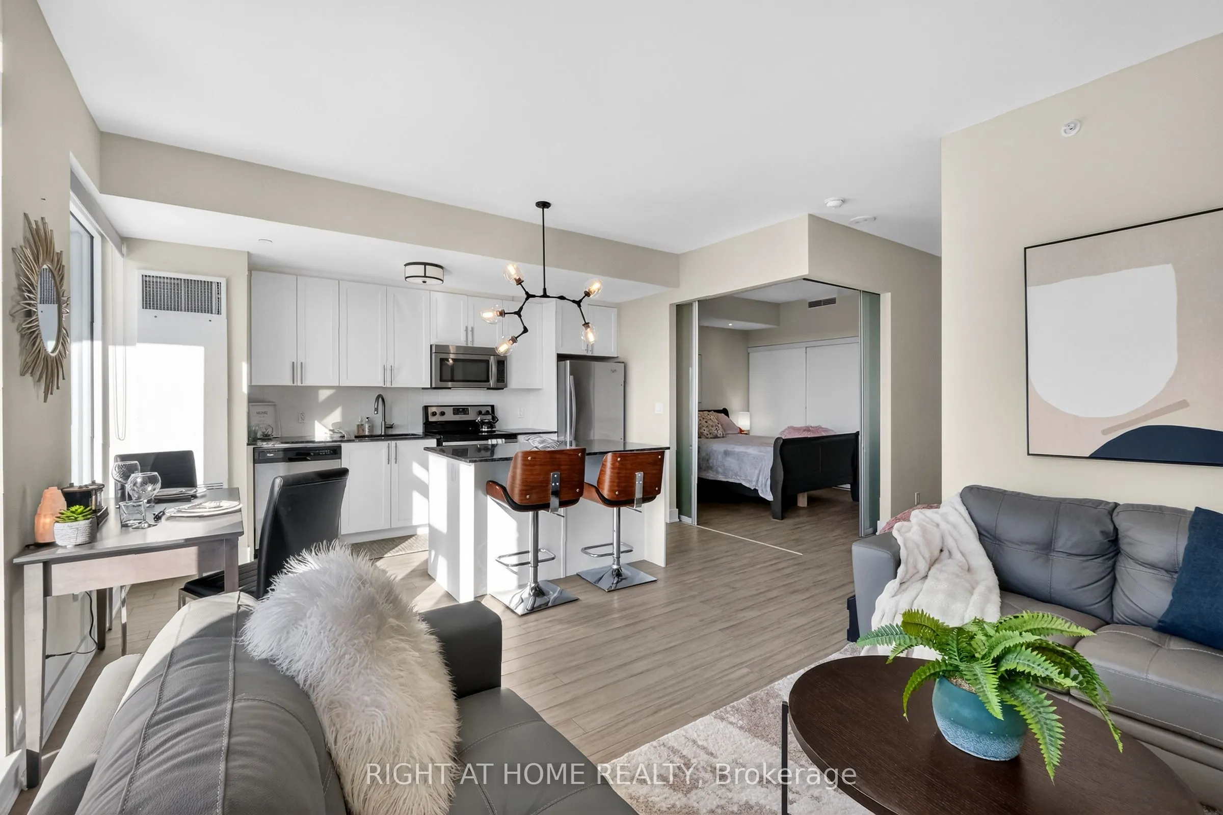 118 Holmwood Avenue #806