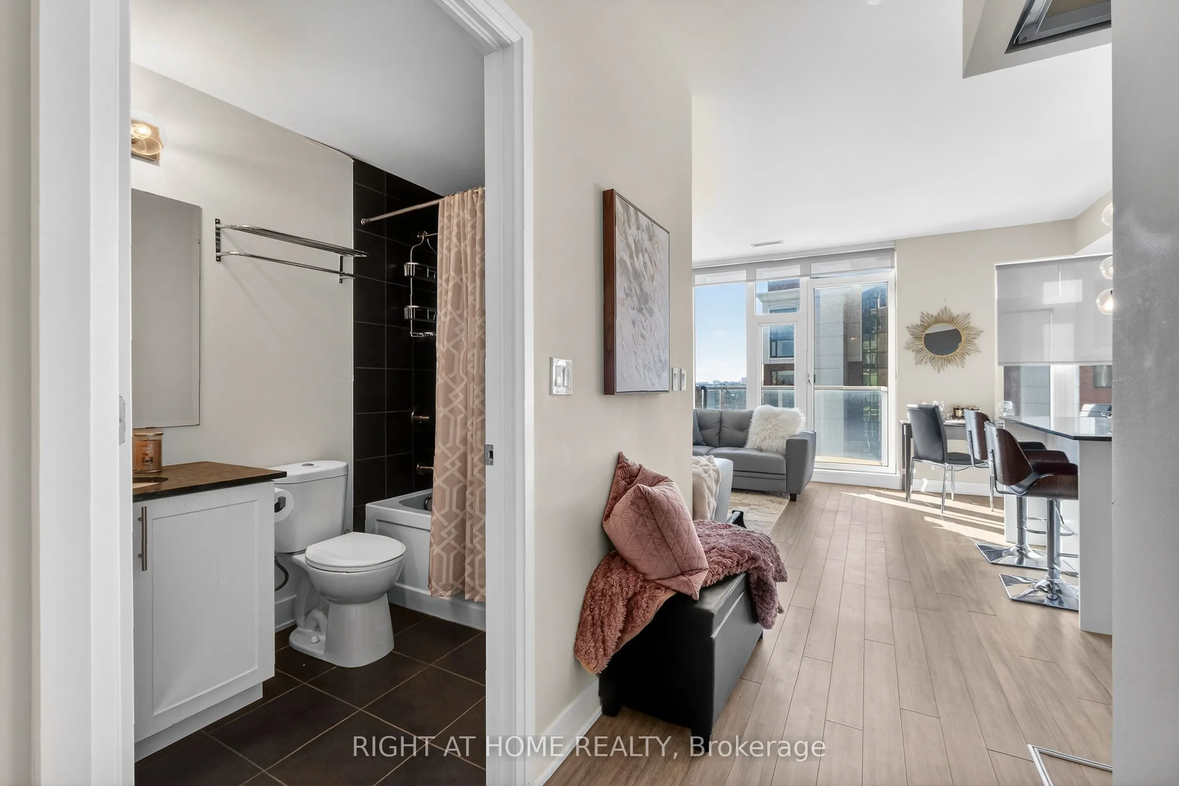118 Holmwood Avenue #806