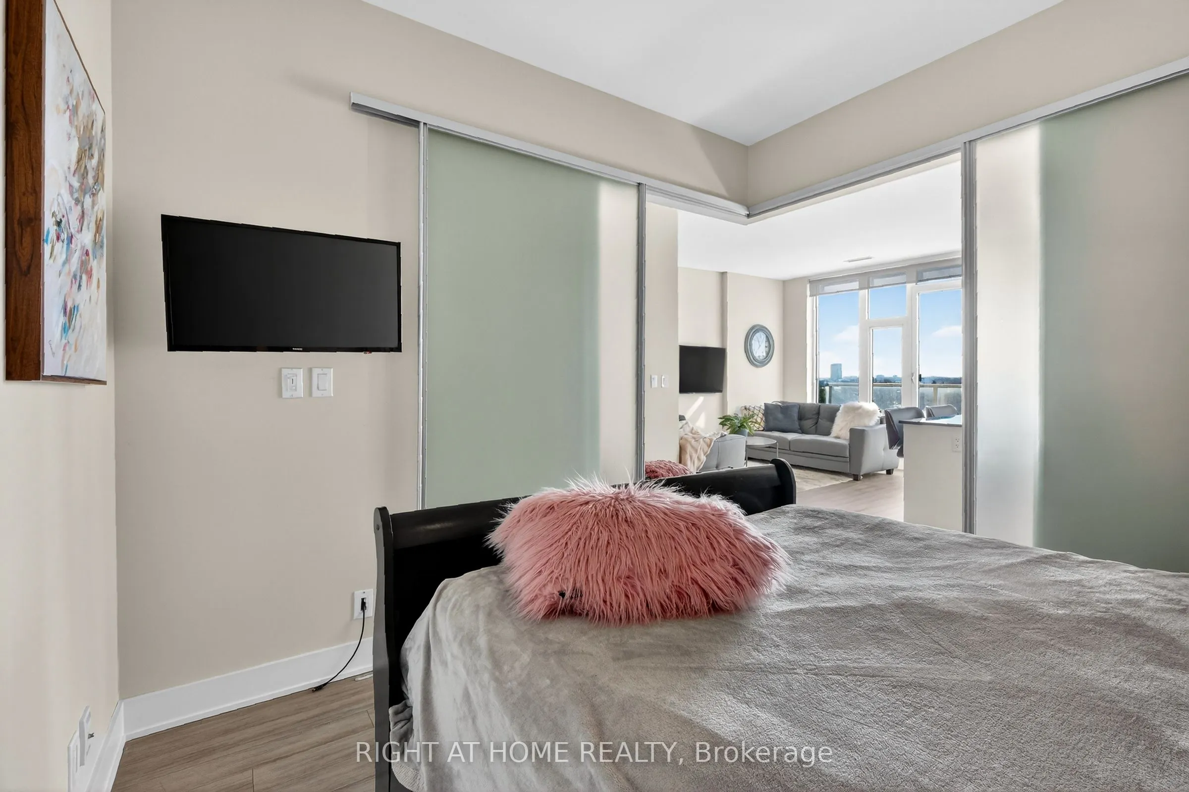 118 Holmwood Avenue #806